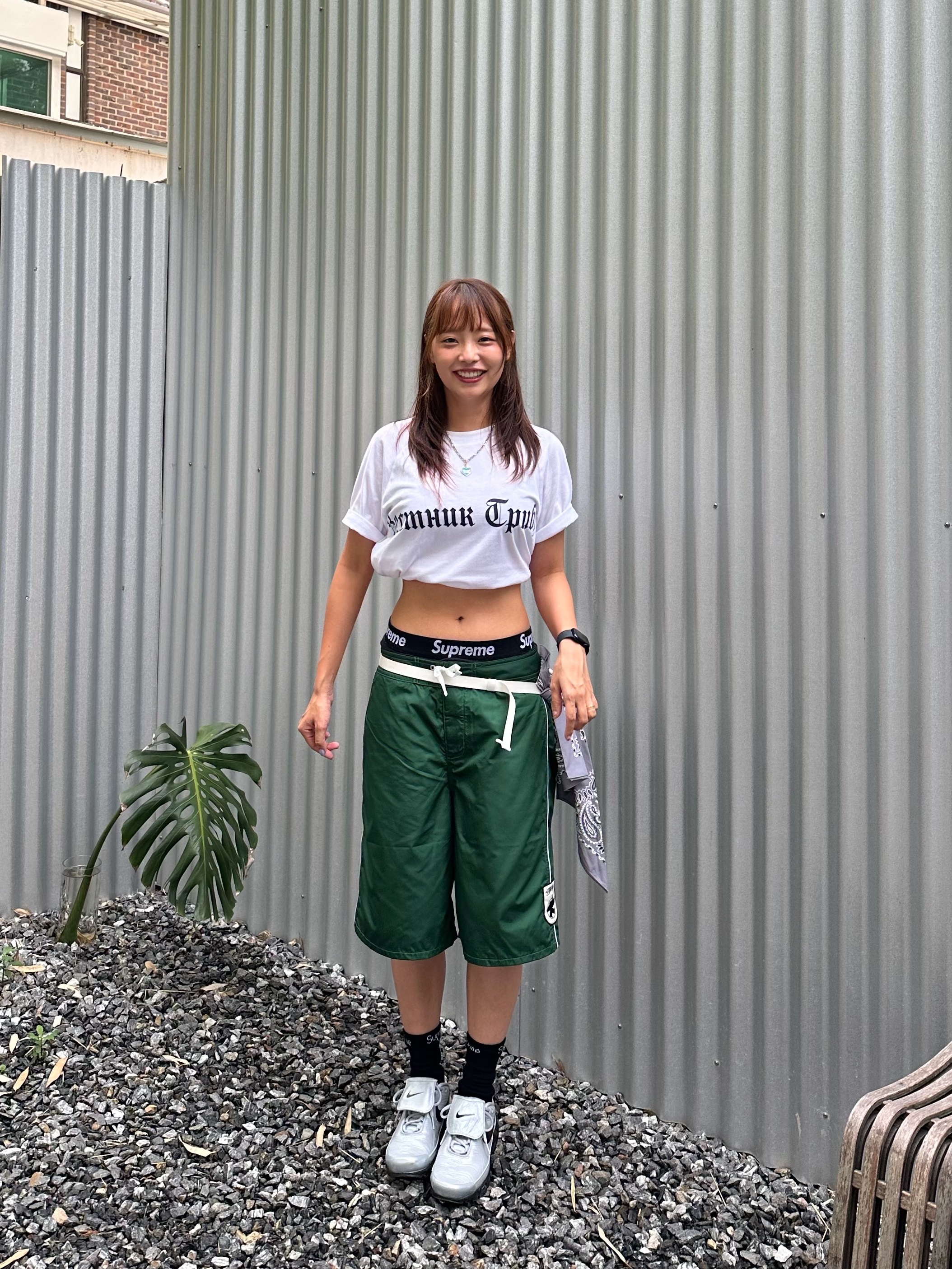 Yeezy x Gosha Rubchinskiy Tribune Herald TS-02 T-Shirt White, Nike Air Max Plus TNPO Wolf Grey and Black 착용 스타일 - 4