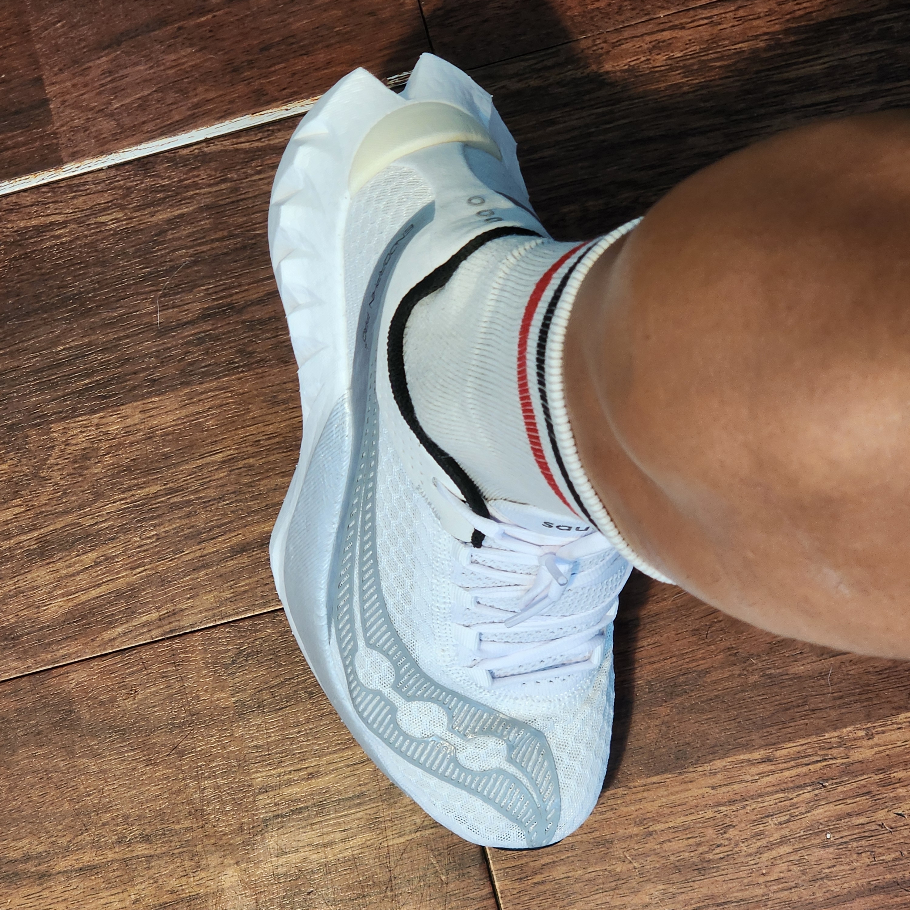 Saucony Endorphin Pro 4 White Silver 착용 스타일 - 2