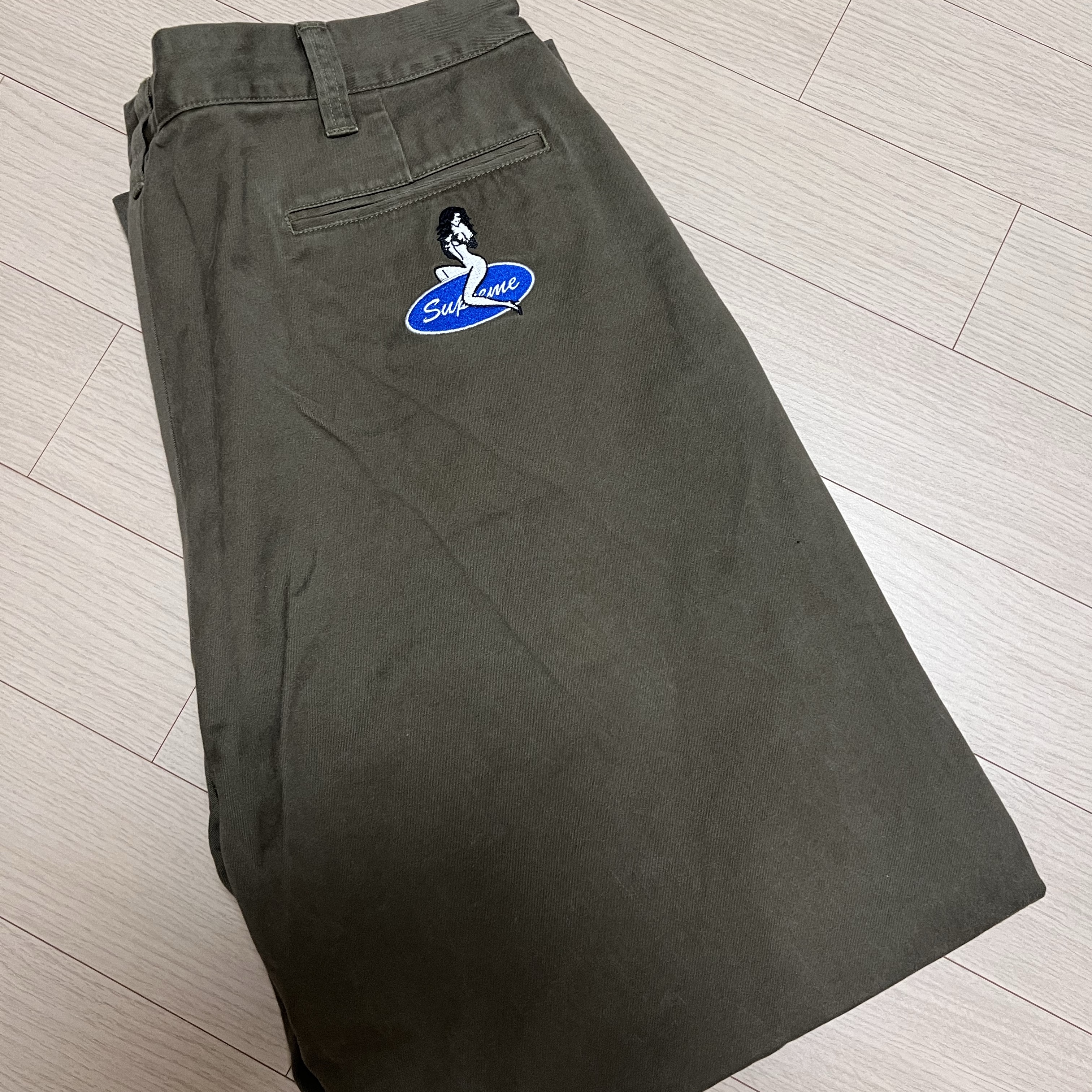 Supreme Chino Pants Olive - 25FW 착용 스타일 - 1