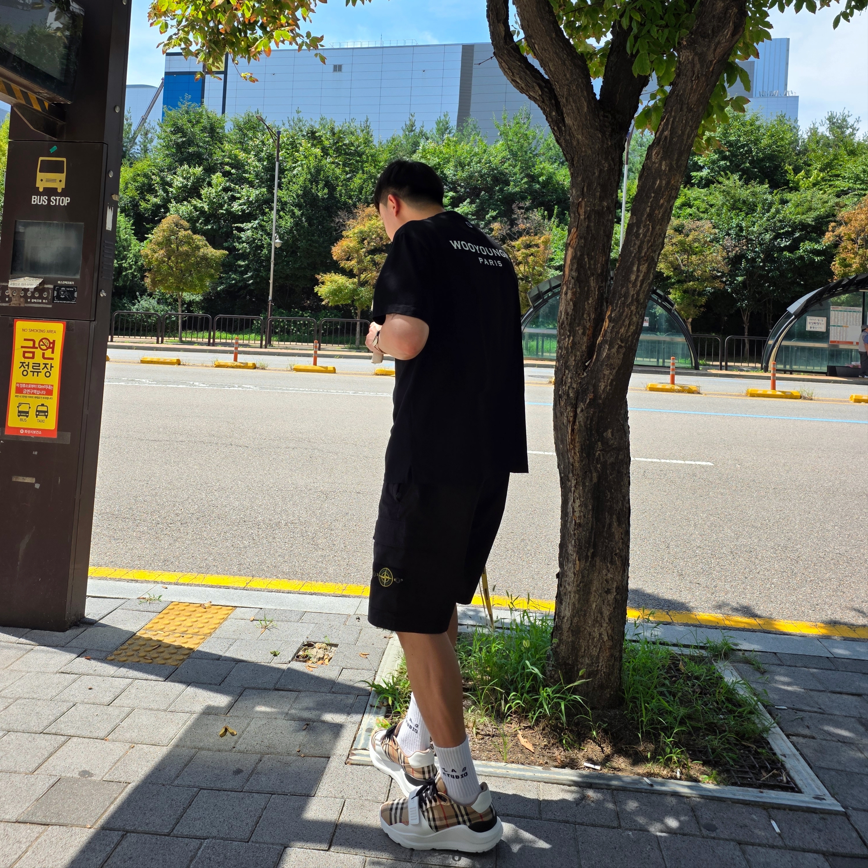 Wooyoungmi Cotton Back Logo T-Shirt Black - 24SS, Stone Island L0803 Stretch Cotton Canvas Garment Dyed Cargo Bermuda Shorts Black - 23SS 착용 스타일 - 3