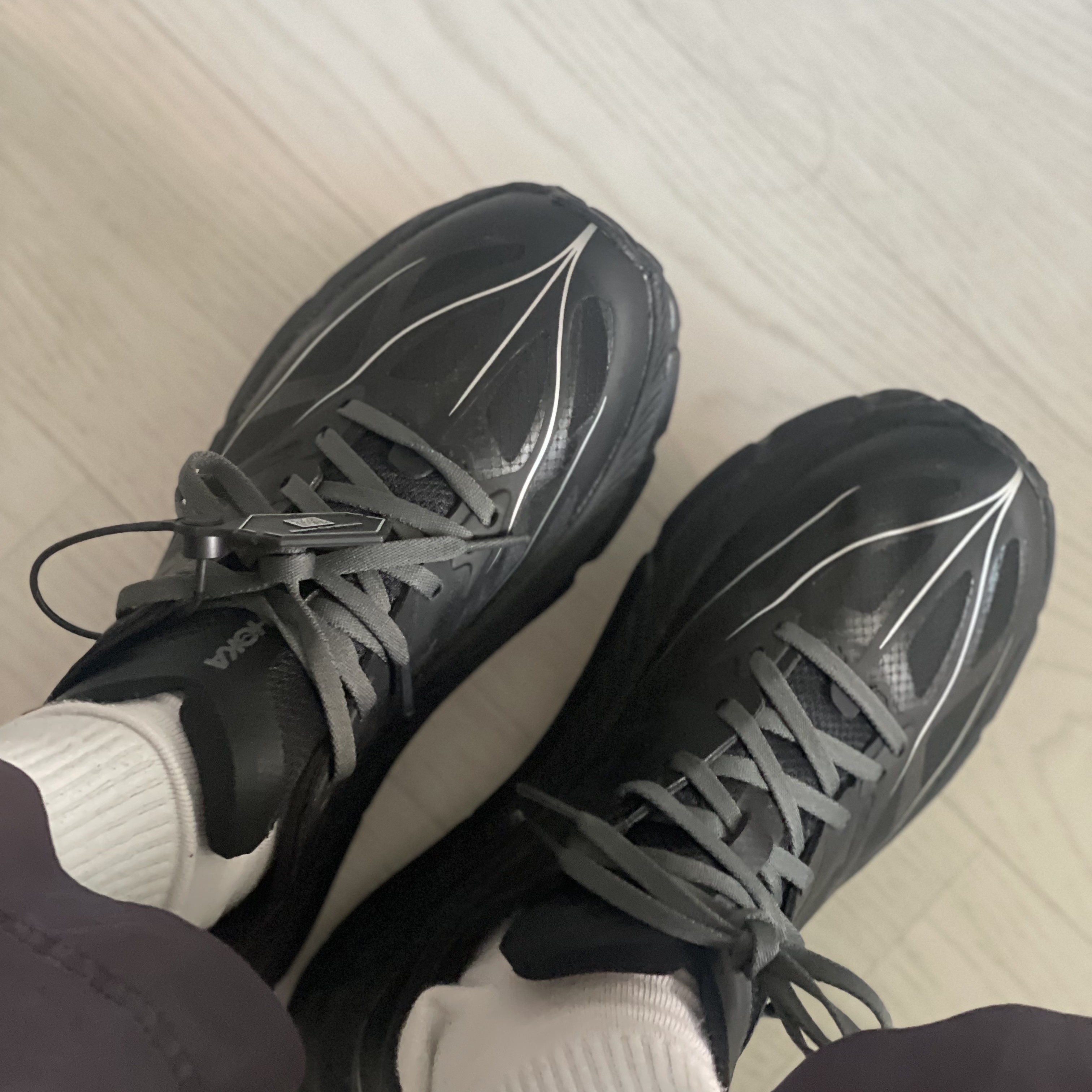 Hoka Mafate Speed 4 Lite Black Outer Orbit 착용 스타일 - 2