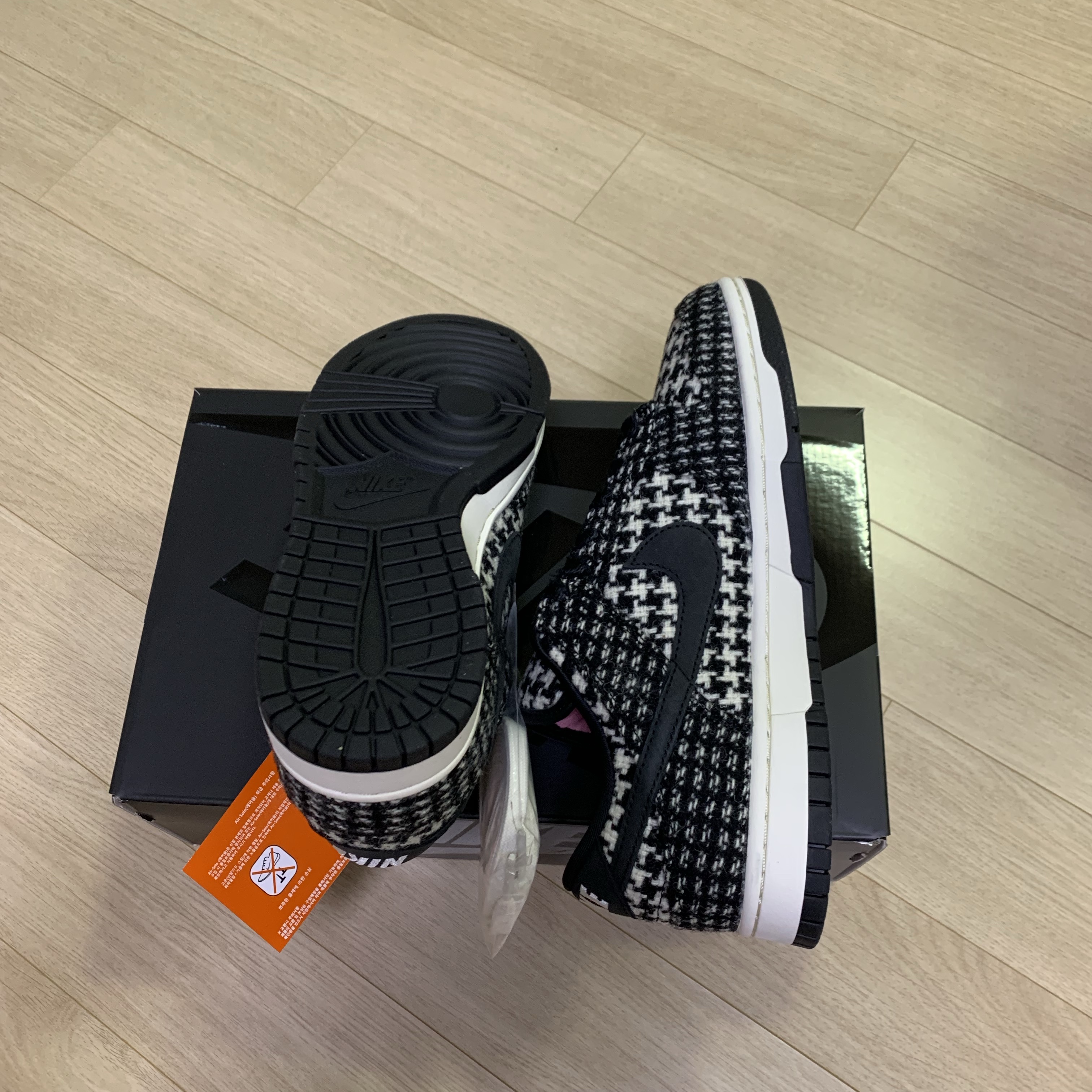 (W) Nike x Harris Tweed Dunk Low Black and Phantom 착용 스타일 - 4