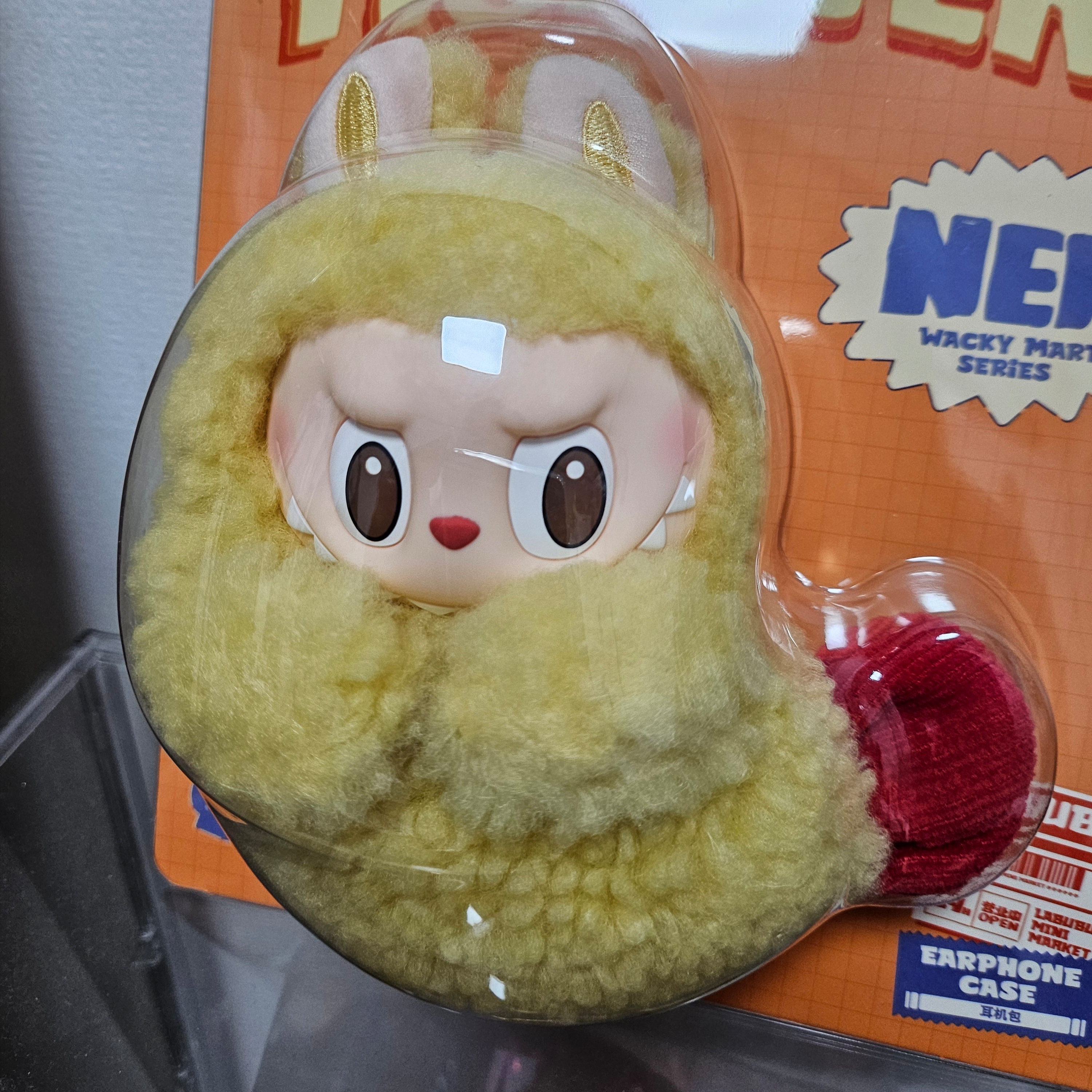 Pop Mart Labubu The Monsters Wacky Mart Series Earphone Case 착용 스타일
