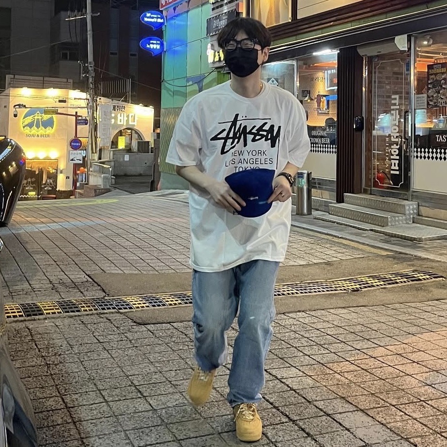 Stussy World Tour T-Shirt White 2024,2025, Stussy Washed Stock Low Pro Cap Blue 착용 스타일