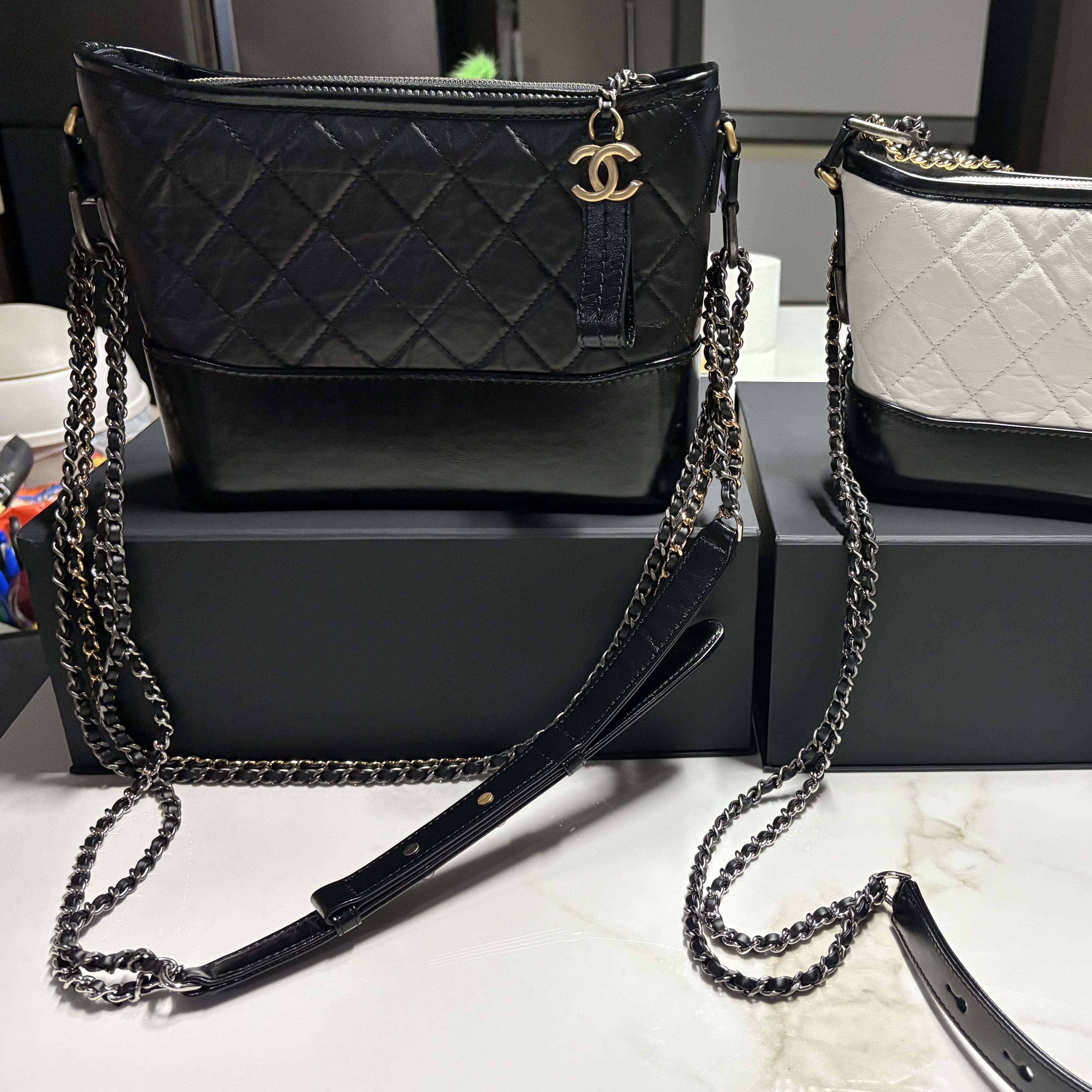 Chanel Gabrielle Medium Hobo Bag Aged Calfskin & Gold Black 착용 스타일 - 1