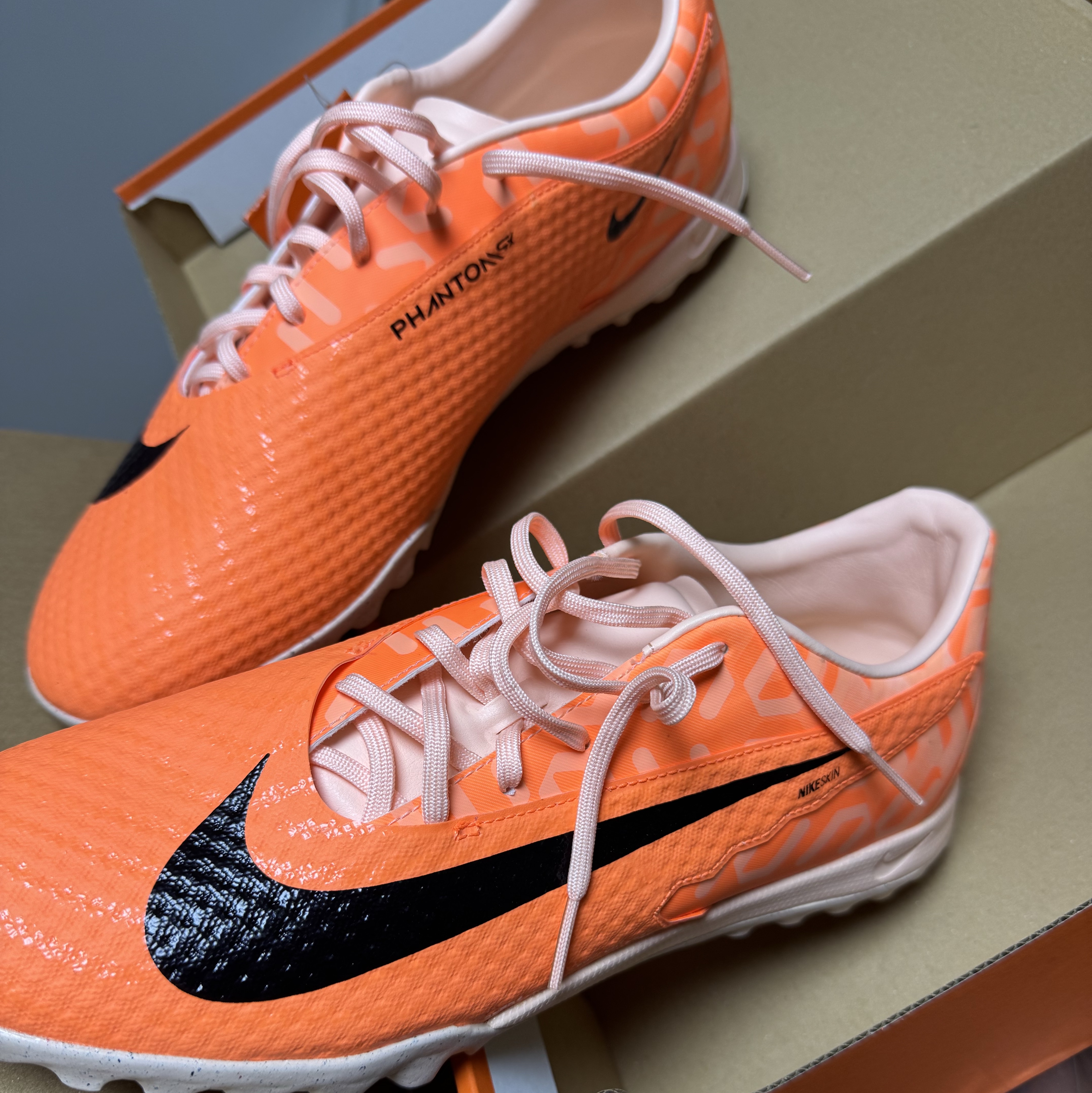 Nike Phantom GX Academy Guava Ice Black 착용 스타일 - 2