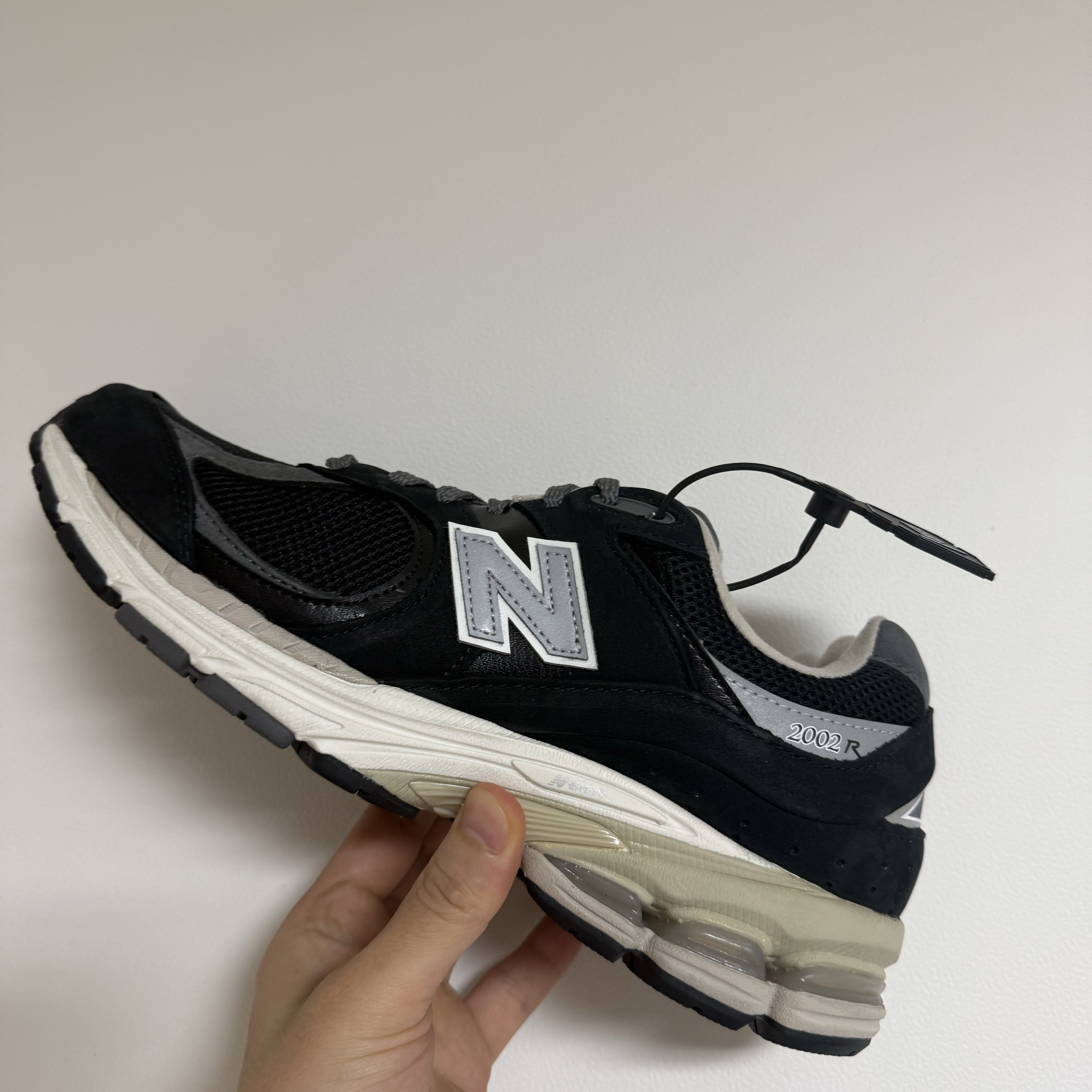 New Balance 2002R Premium Vintage Black 착용 스타일