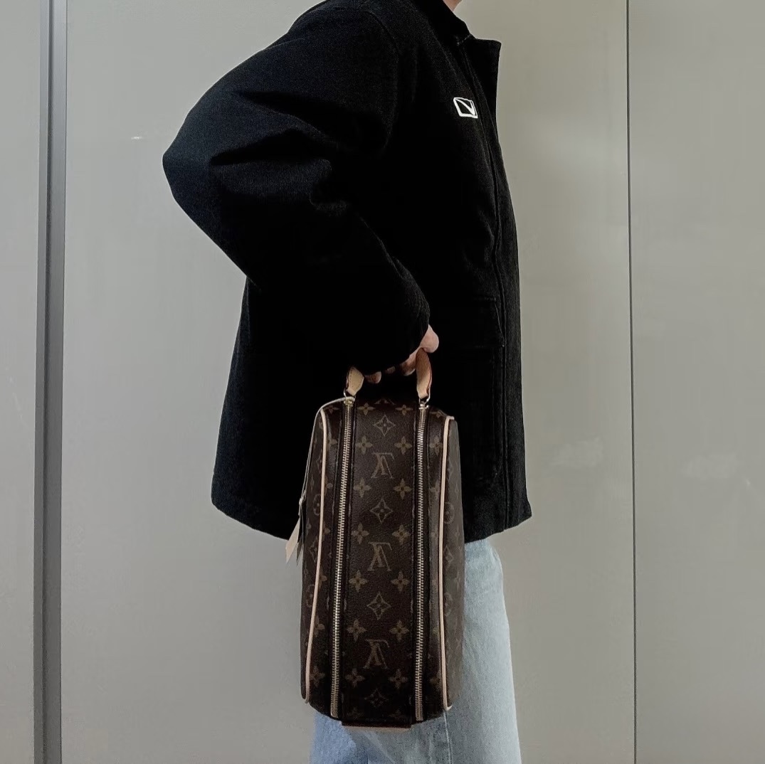 Louis Vuitton Locker Dopp Kit Monogram Eclipse, Louis Vuitton Dopp Kit Toilet Pouch Monogram 착용 스타일 - 1