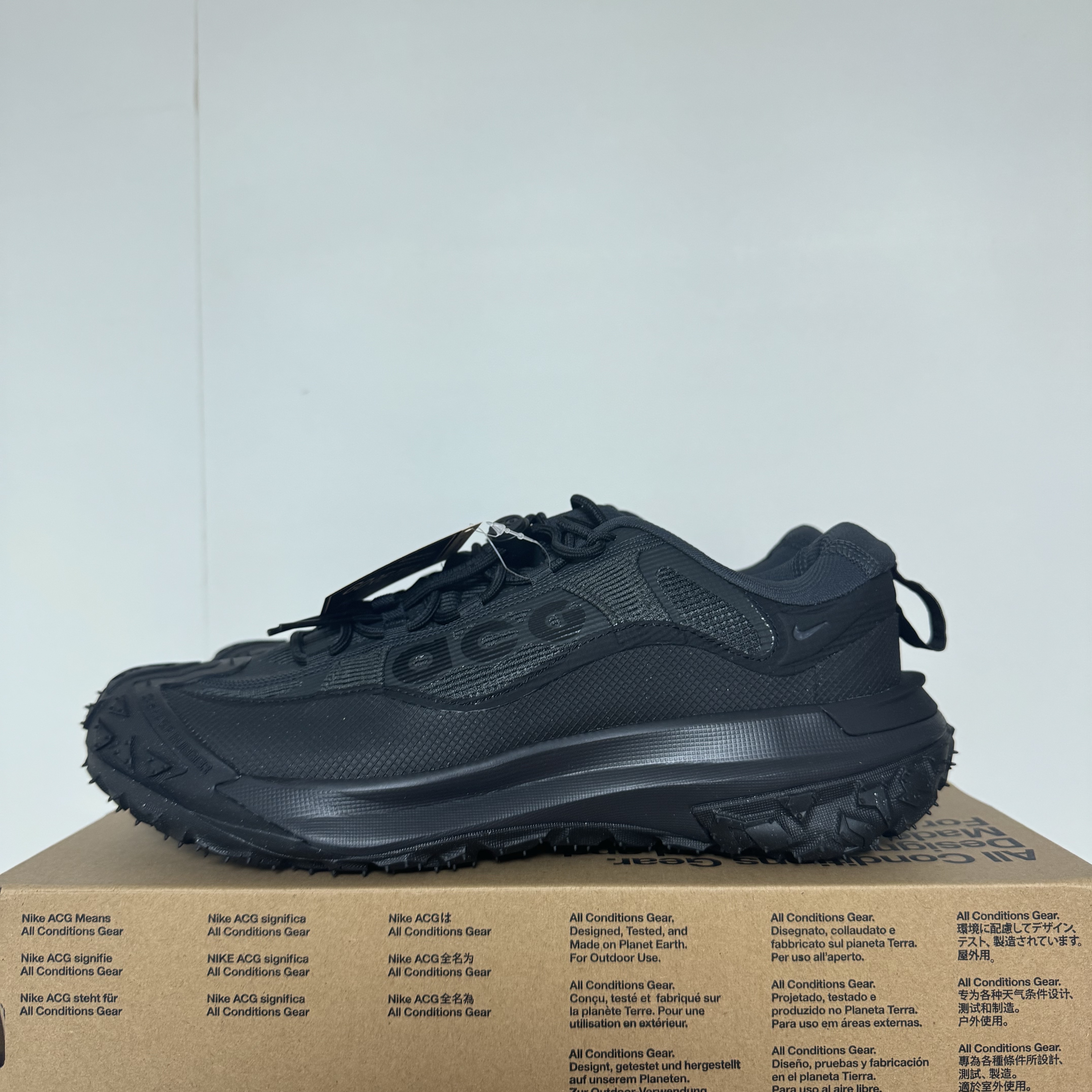 Nike ACG Mountain Fly 2 Low Gore-Tex Black and Dark Smoke Grey 착용 스타일