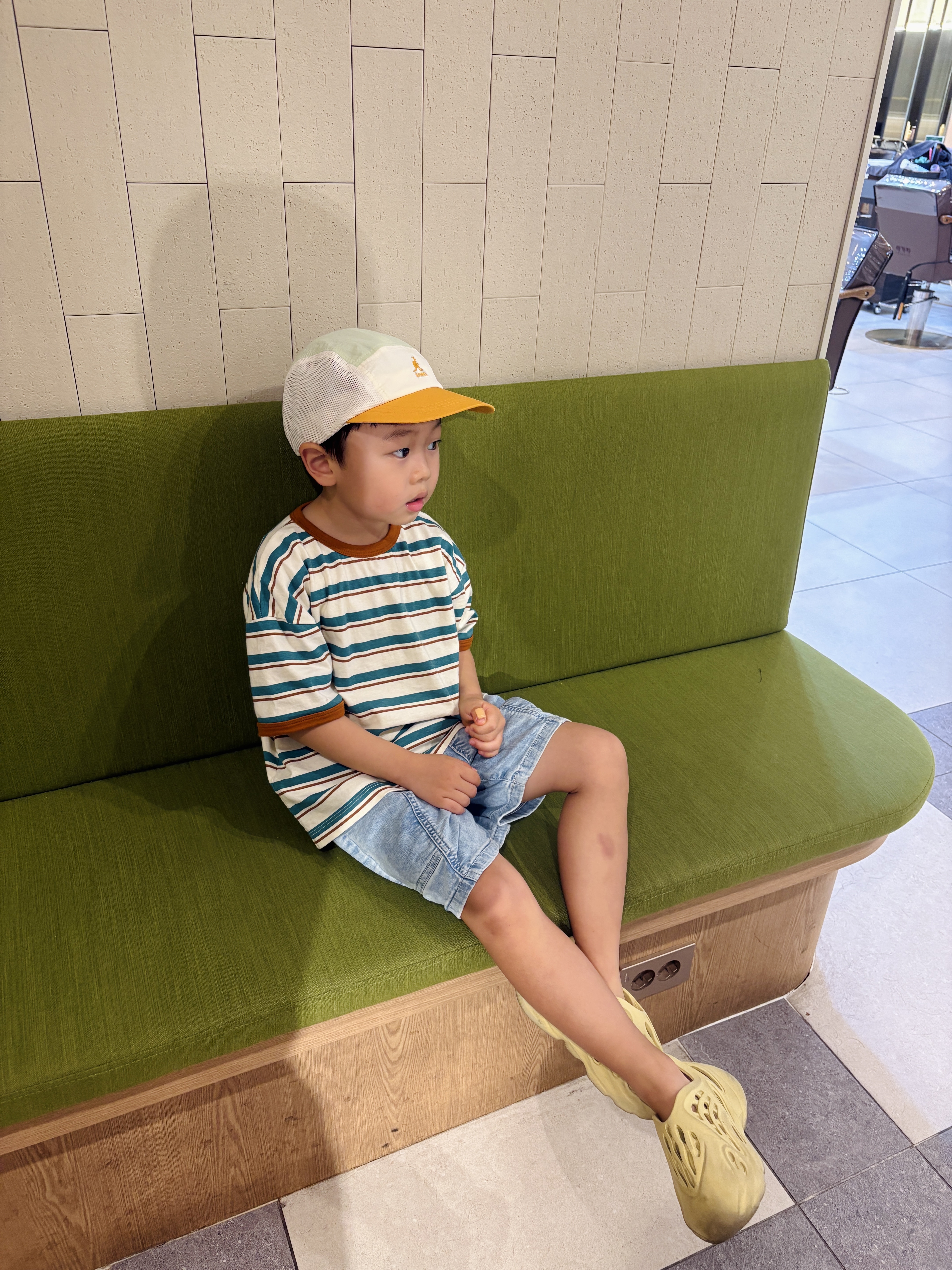 (Kids) Adidas Yeezy Foam RNNR Sulfur 착용 스타일 - 1