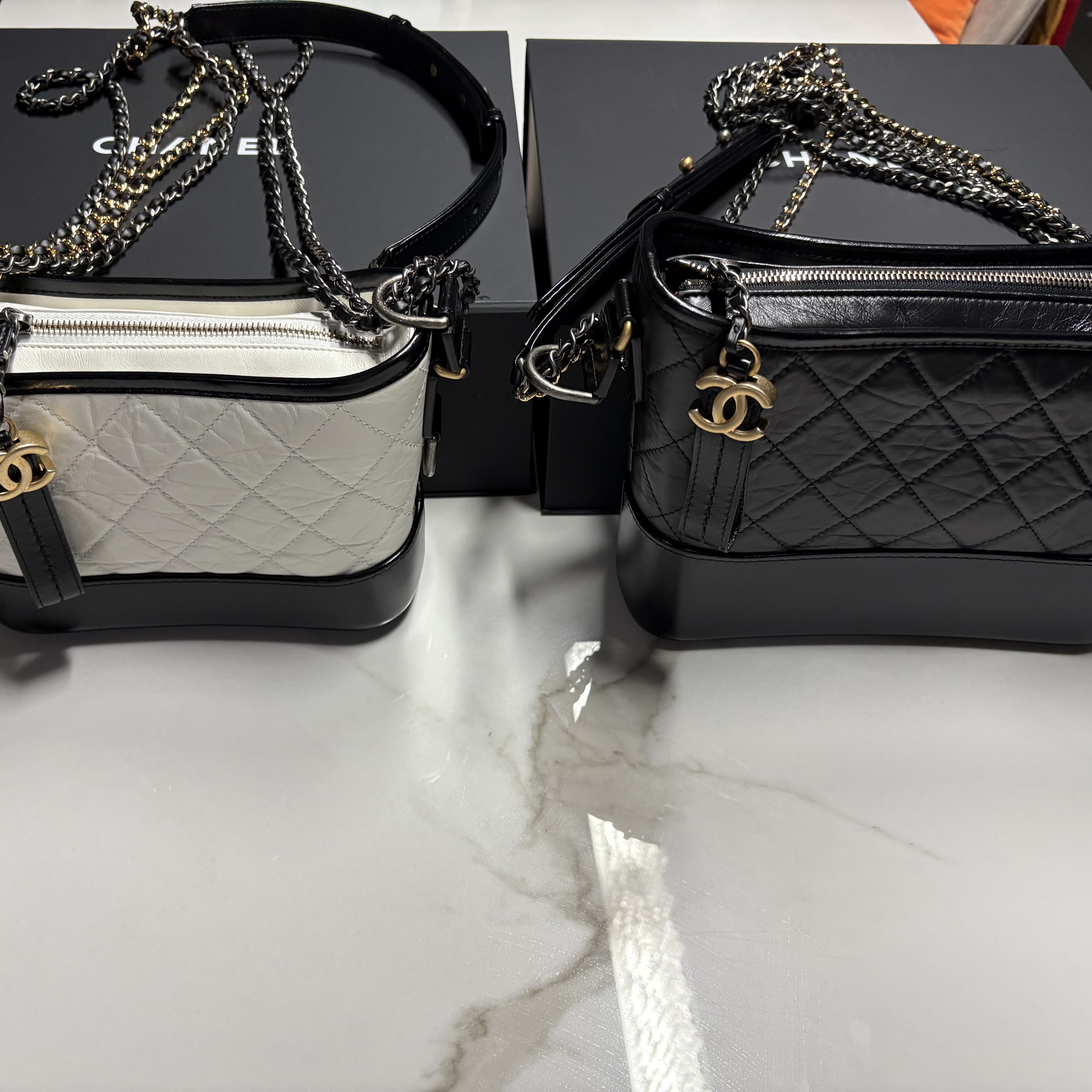 Chanel Gabrielle Small Hobo Bag Aged Calfskin & Gold White Black 착용 스타일 - 2