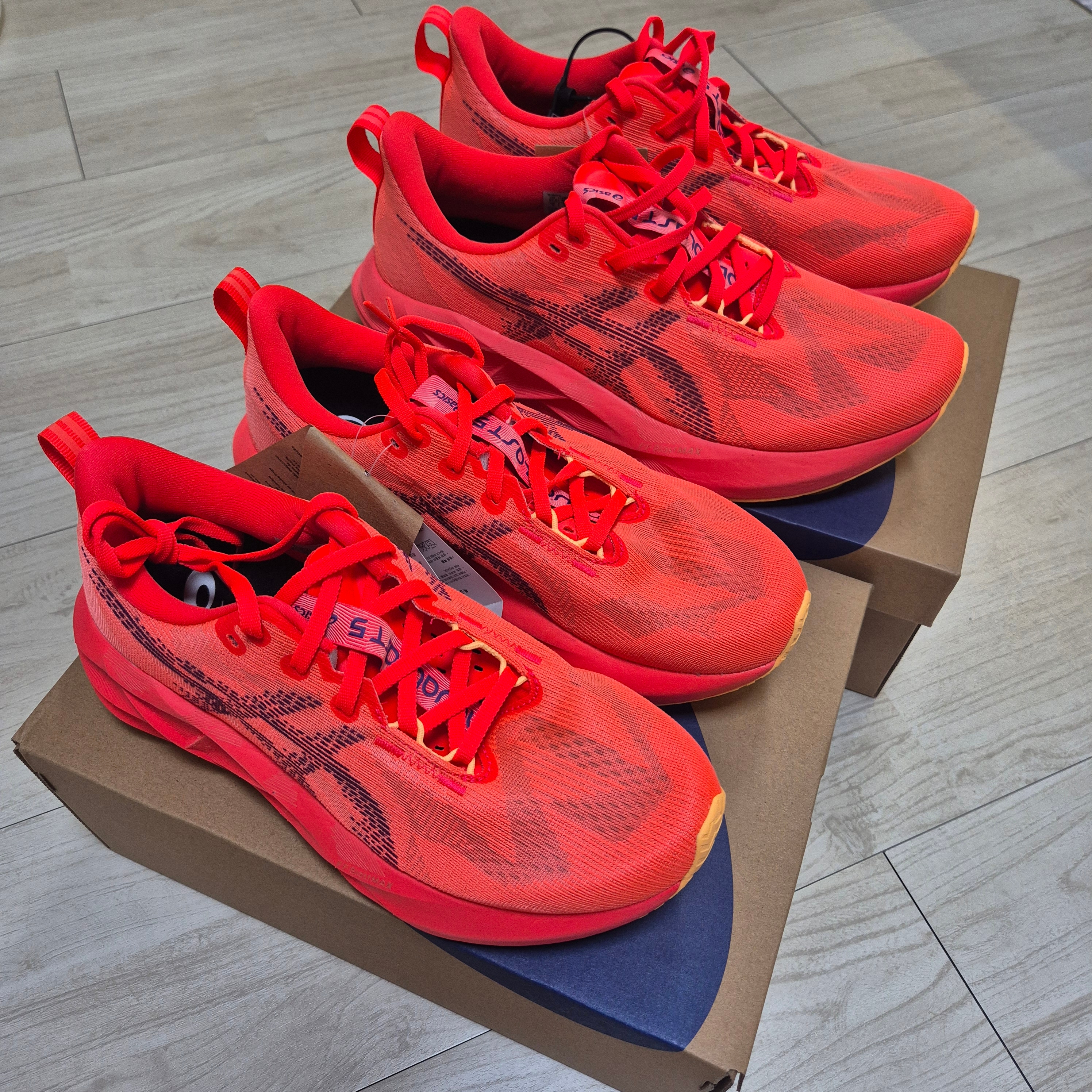 Asics Novablast 5 Flash Red Edo Purple 착용 스타일 - 2