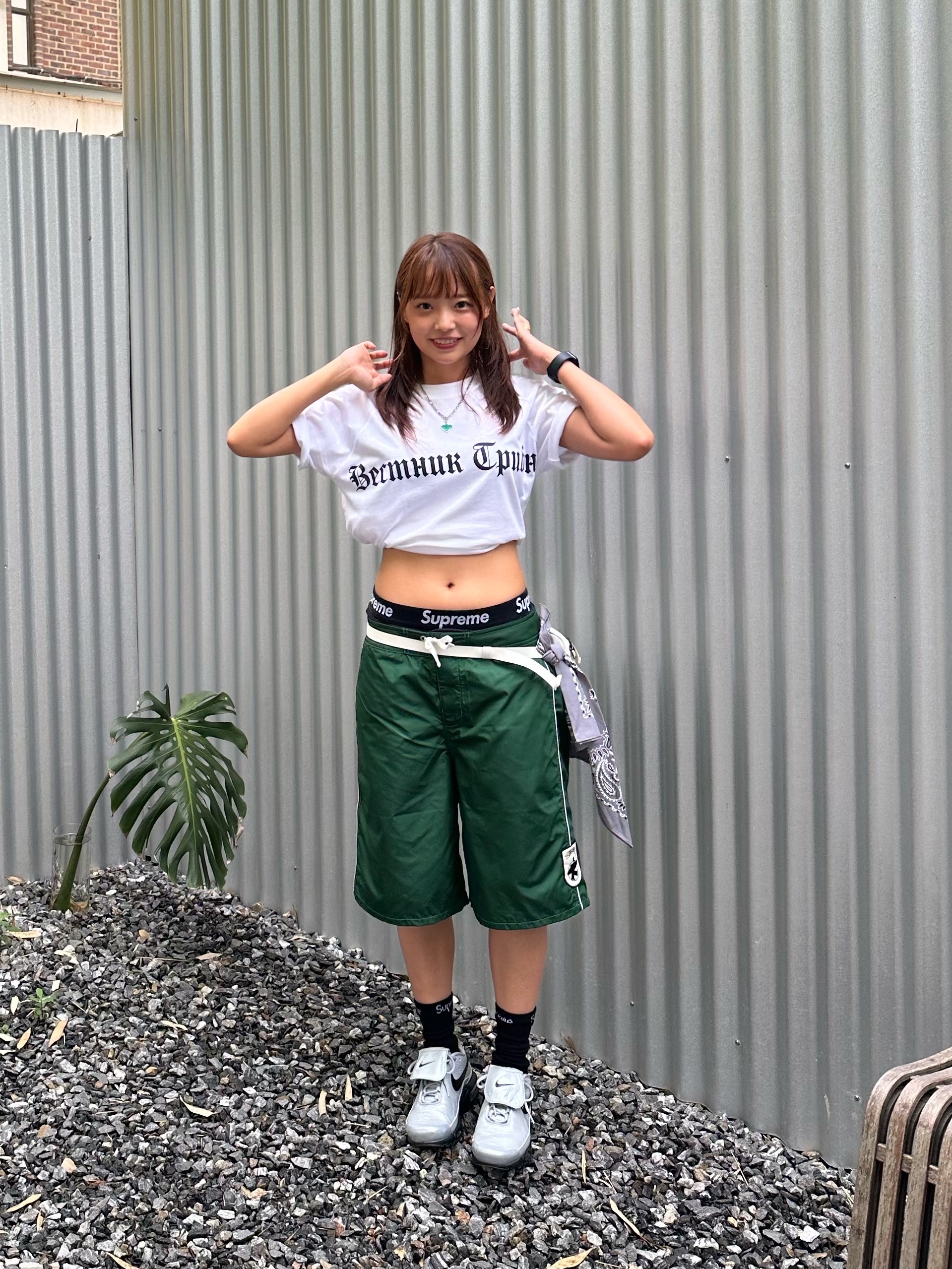 Yeezy x Gosha Rubchinskiy Tribune Herald TS-02 T-Shirt White, Nike Air Max Plus TNPO Wolf Grey and Black 착용 스타일 - 2