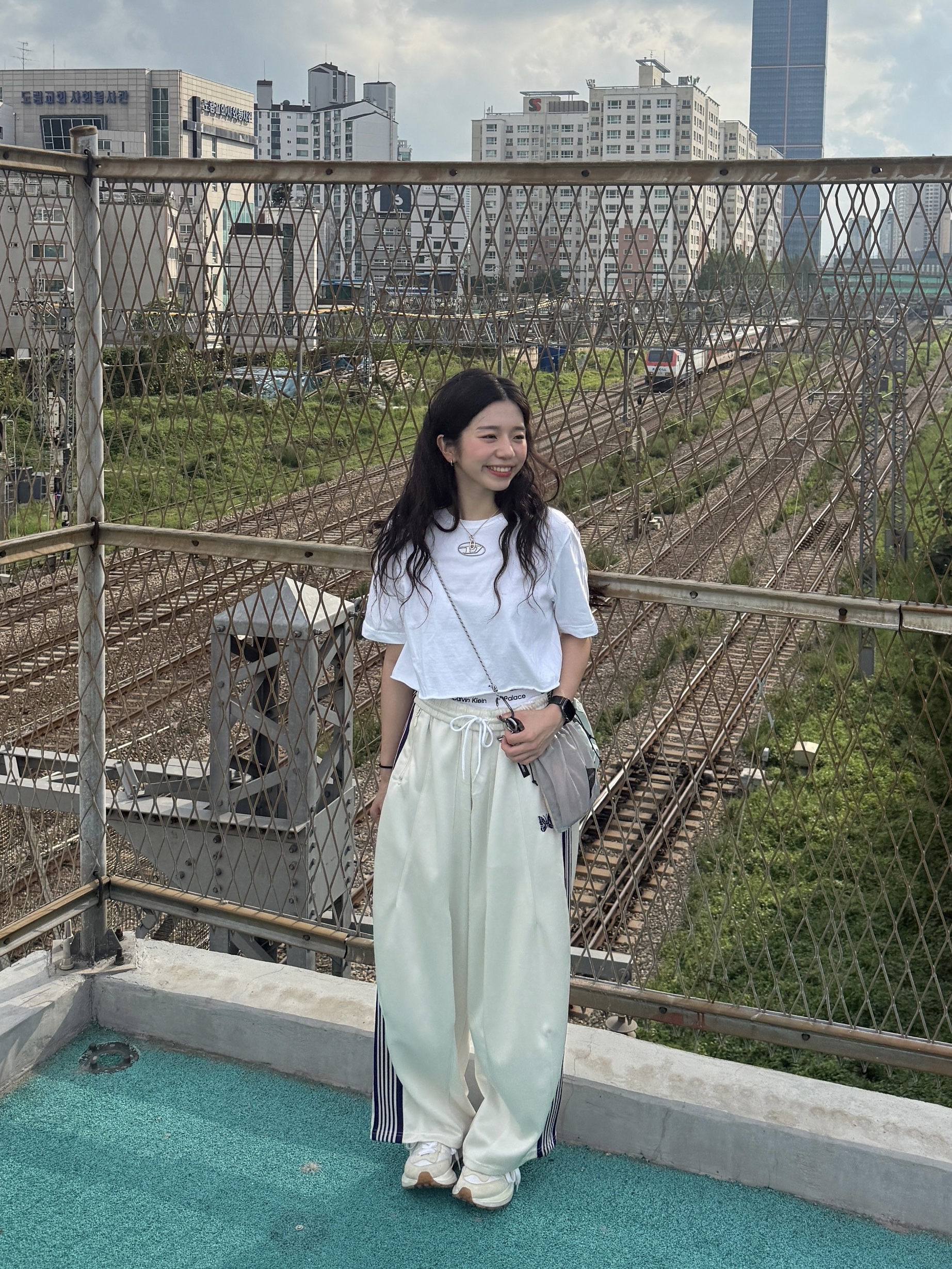 Needles H.D. Track Pants Poly Smooth White Purple, Nike x Sacai VaporWaffle White and Gum 착용 스타일 - 1
