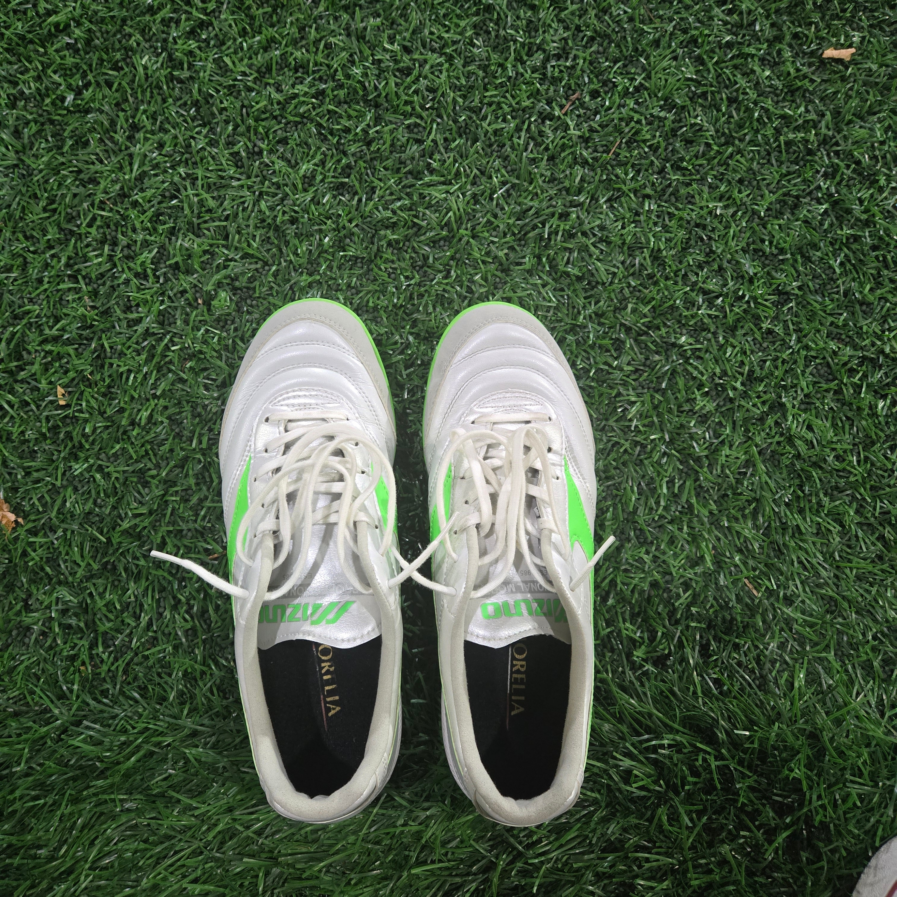 Mizuno Morelia Sala Elite TF White Neon Green 착용 스타일 - 2