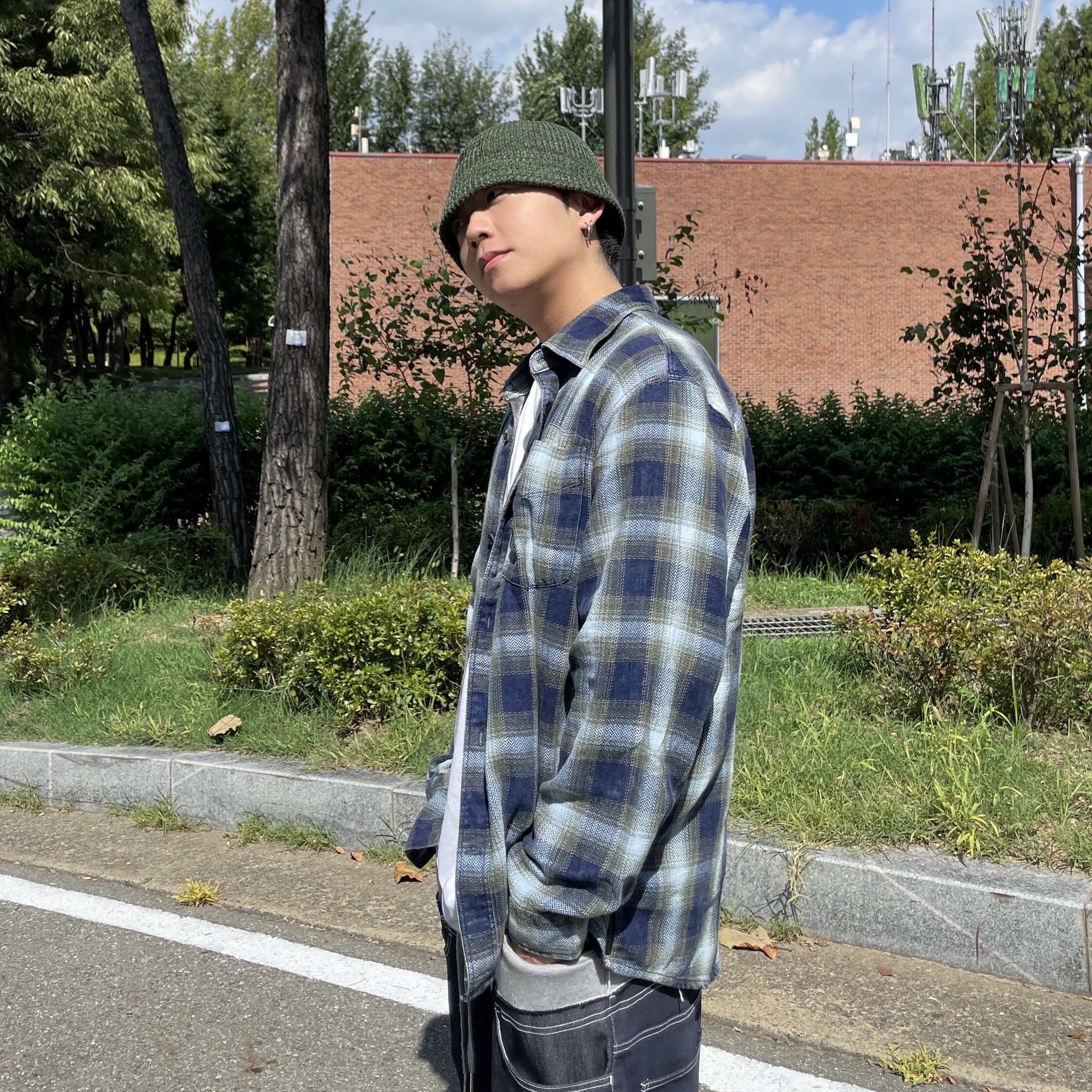 SERIES Indigo Washed Check Oversized Shirt Indigo 착용 스타일 - 2