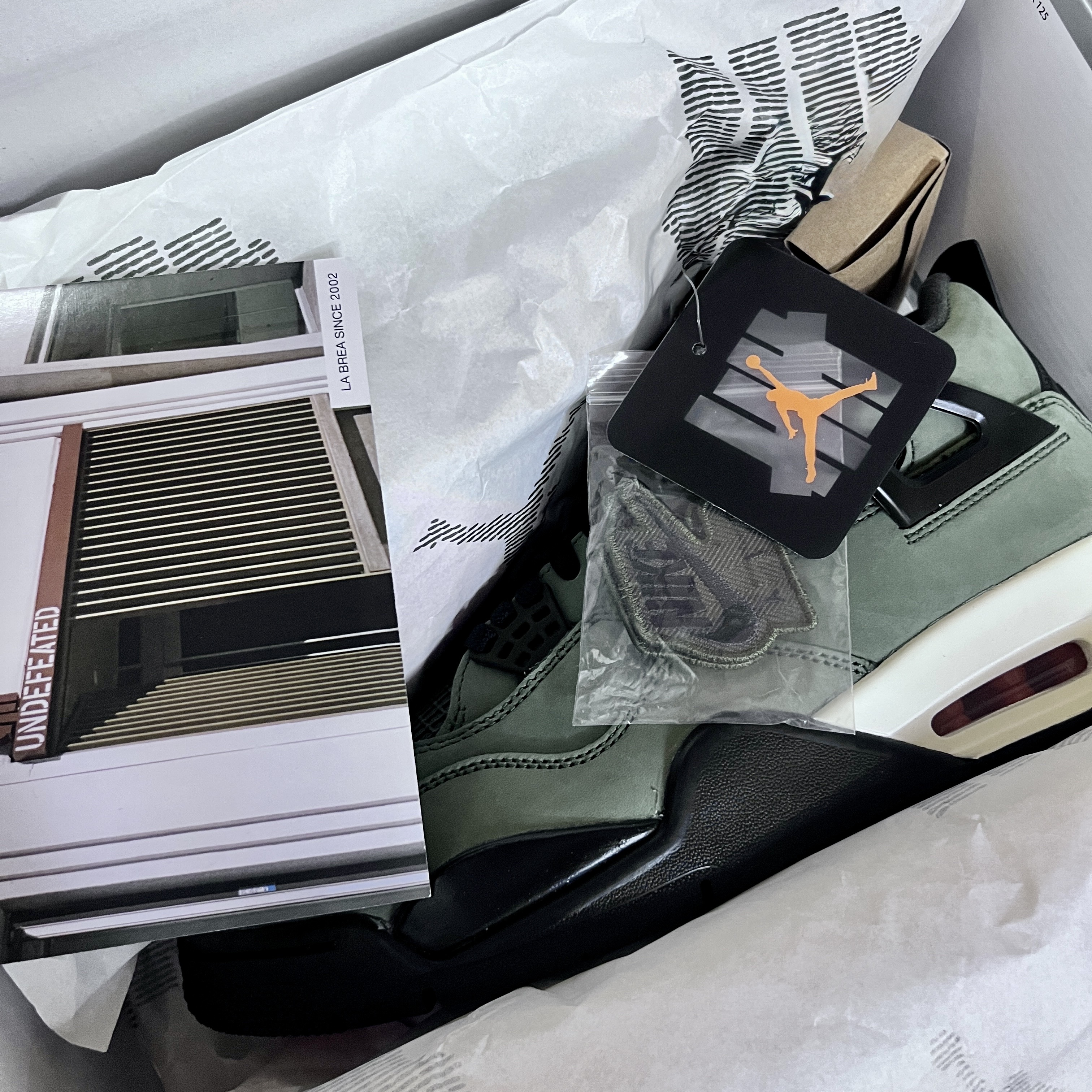 Jordan 4 x Undefeated Retro OG SP Deep Green and Clementine 착용 스타일 - 2