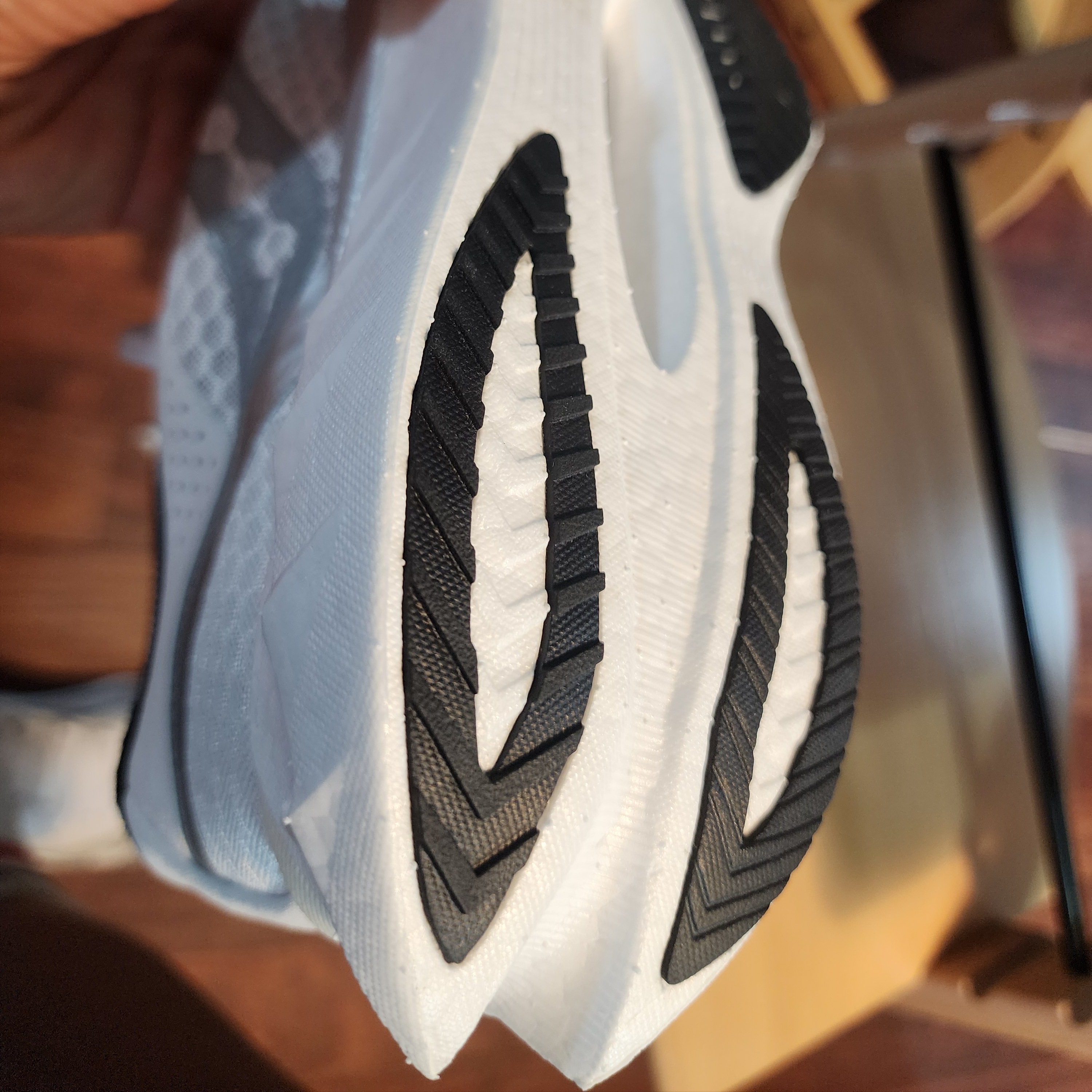 Saucony Endorphin Pro 4 White Silver 착용 스타일 - 3