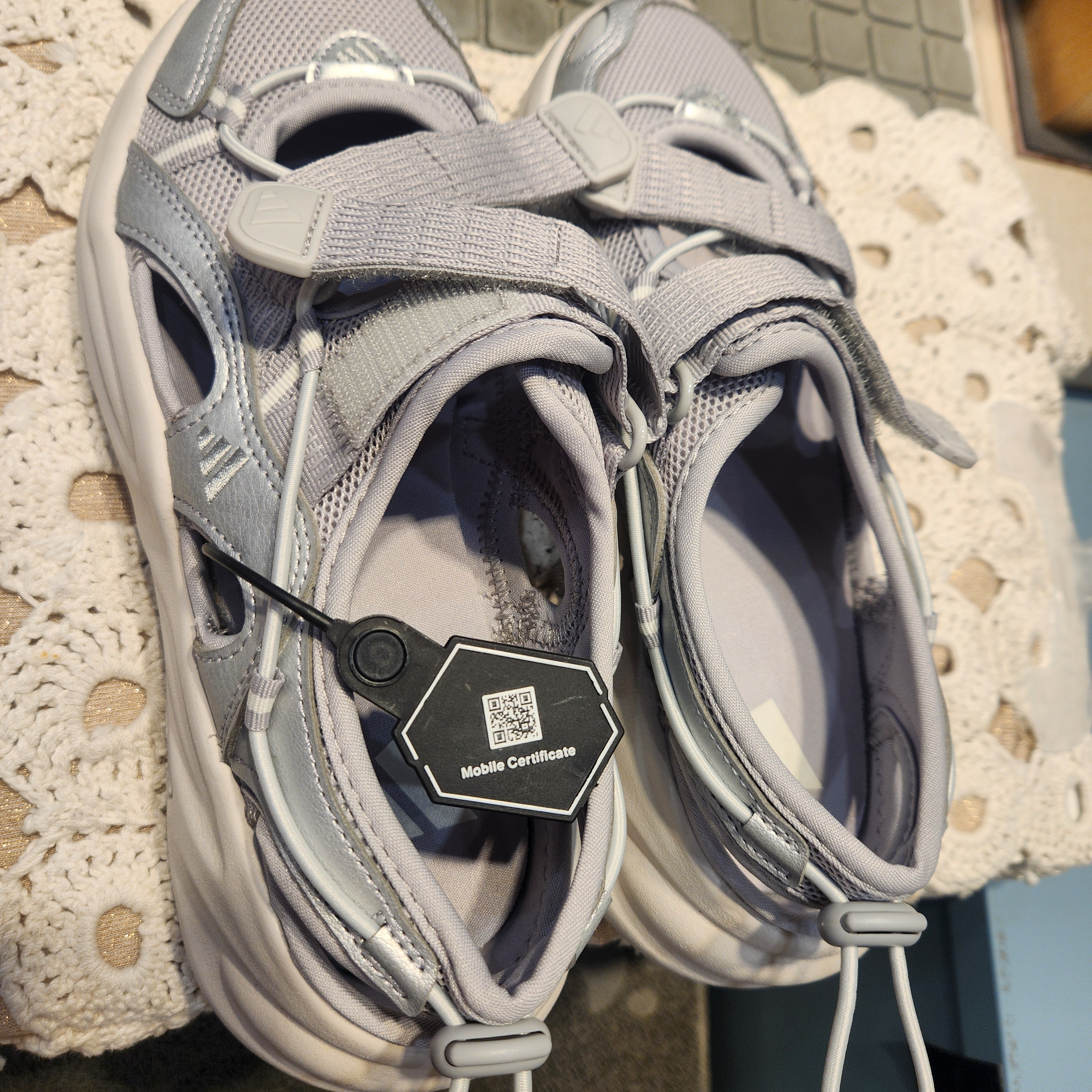(W) Adidas Ozwave Sandal Grey Two Silver Metallic 착용 스타일 - 1