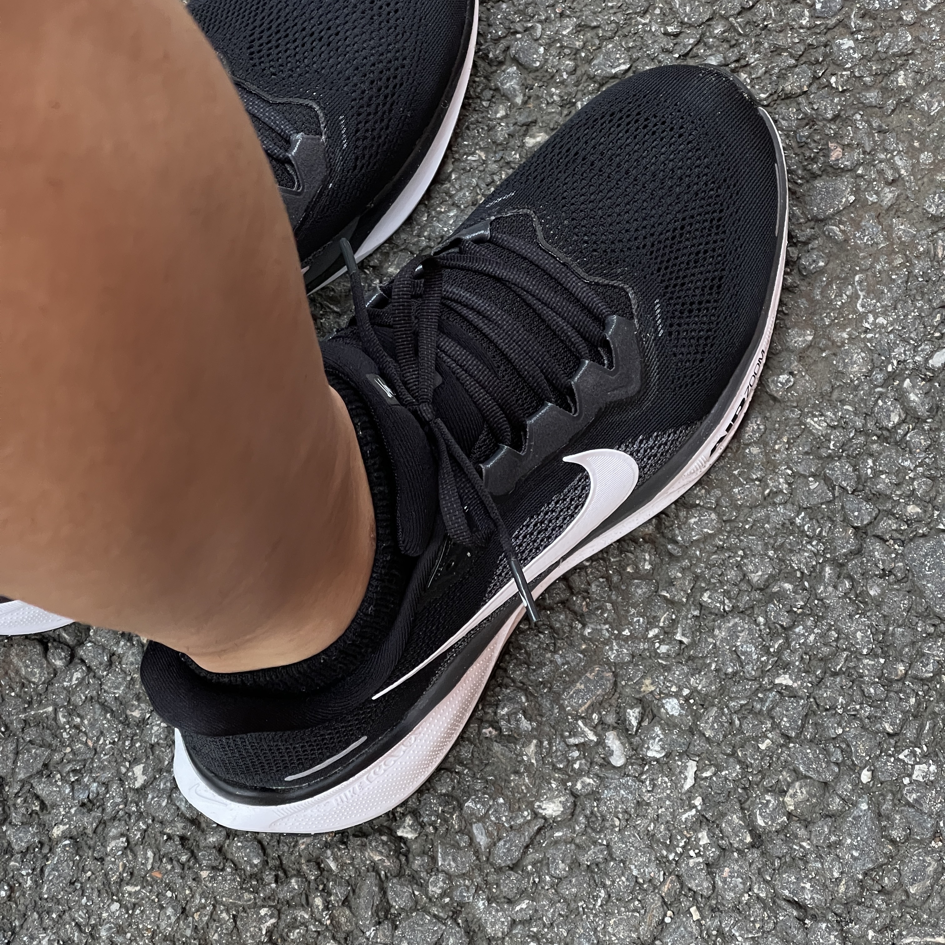 Nike Air Zoom Pegasus 41 Black Anthracite 착용 스타일 - 2