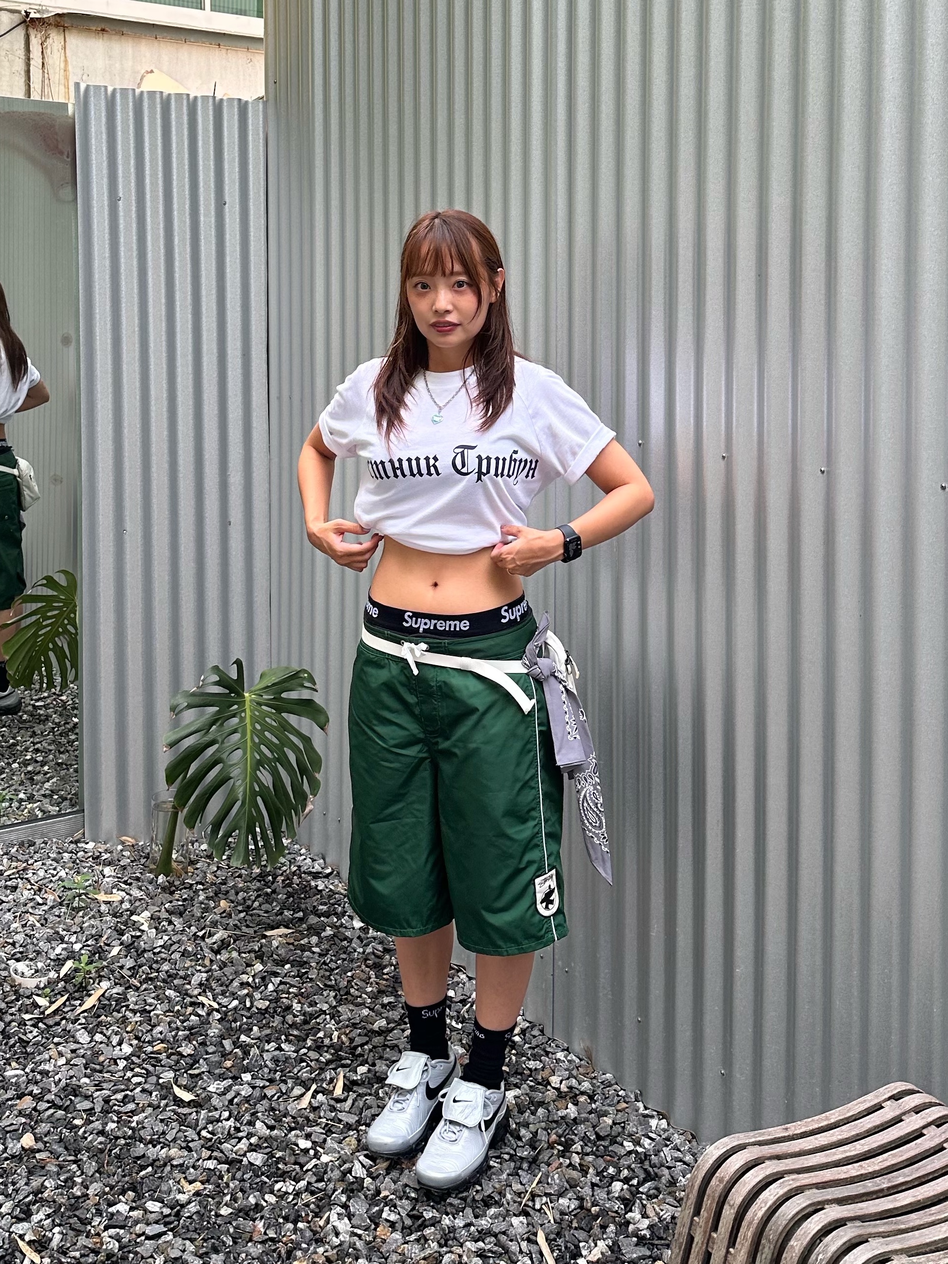 Yeezy x Gosha Rubchinskiy Tribune Herald TS-02 T-Shirt White, Nike Air Max Plus TNPO Wolf Grey and Black 착용 스타일 - 3