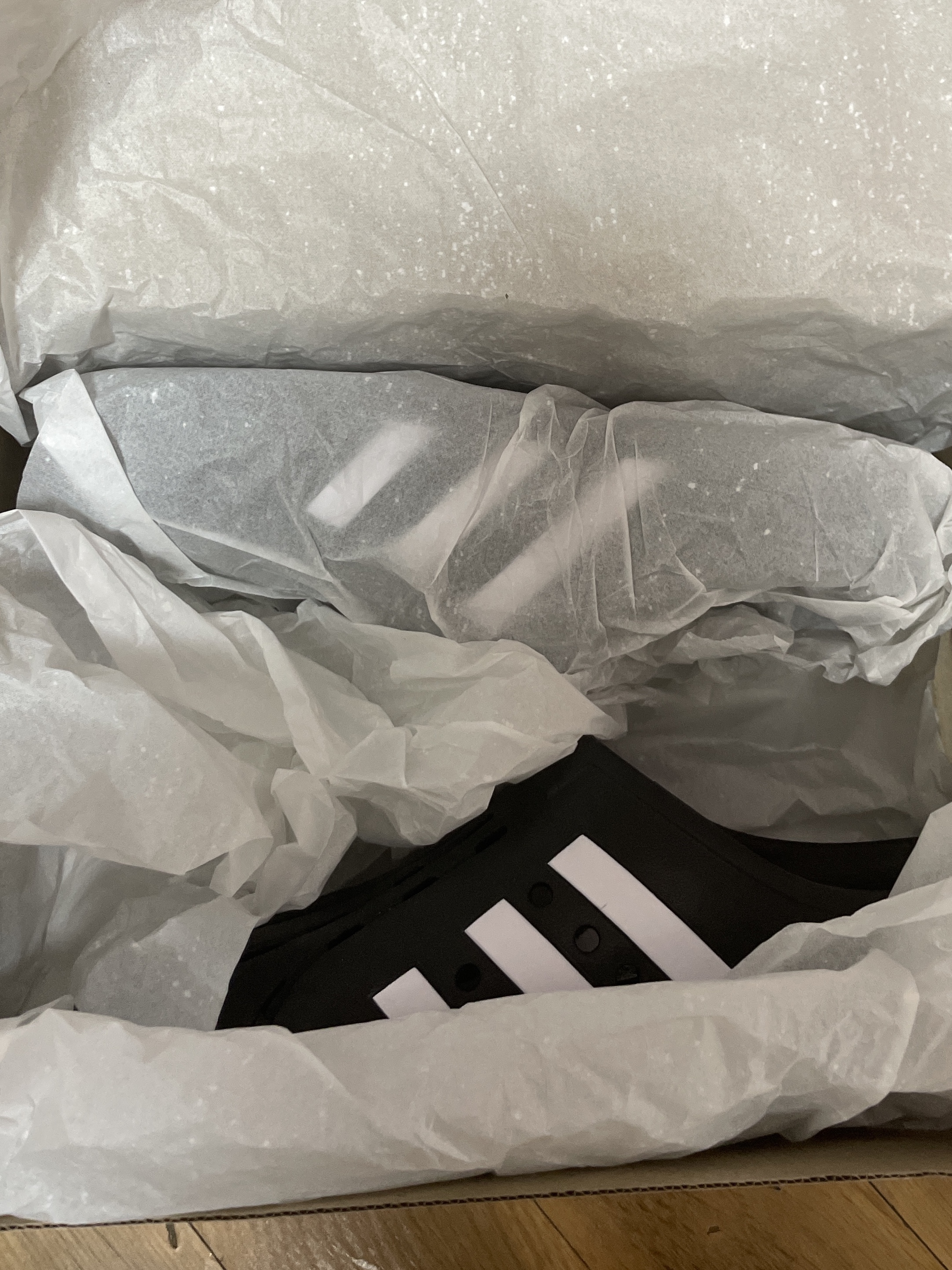 Adidas Adilette Clog Black White 착용 스타일 - 1
