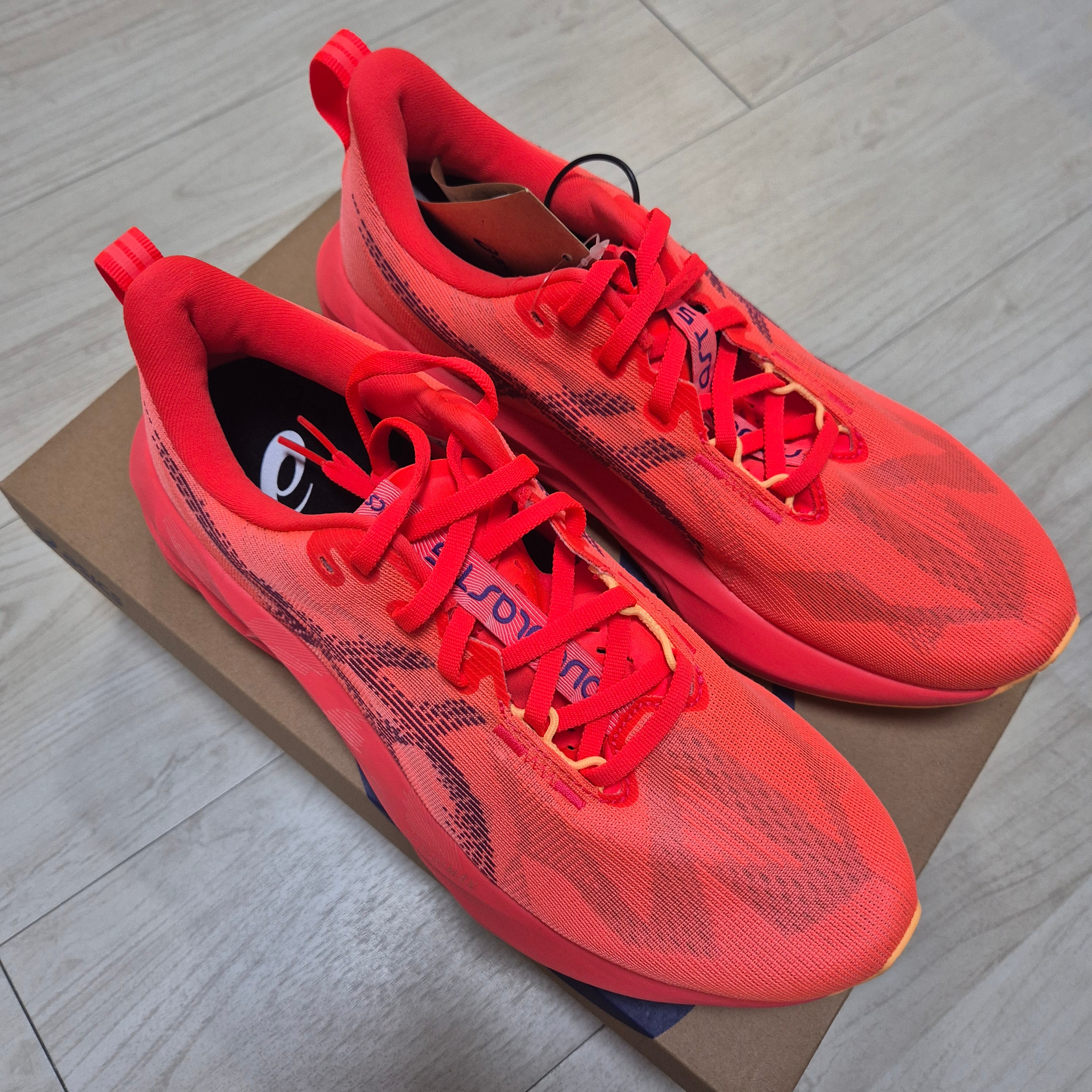 Asics Novablast 5 Flash Red Edo Purple 착용 스타일 - 1