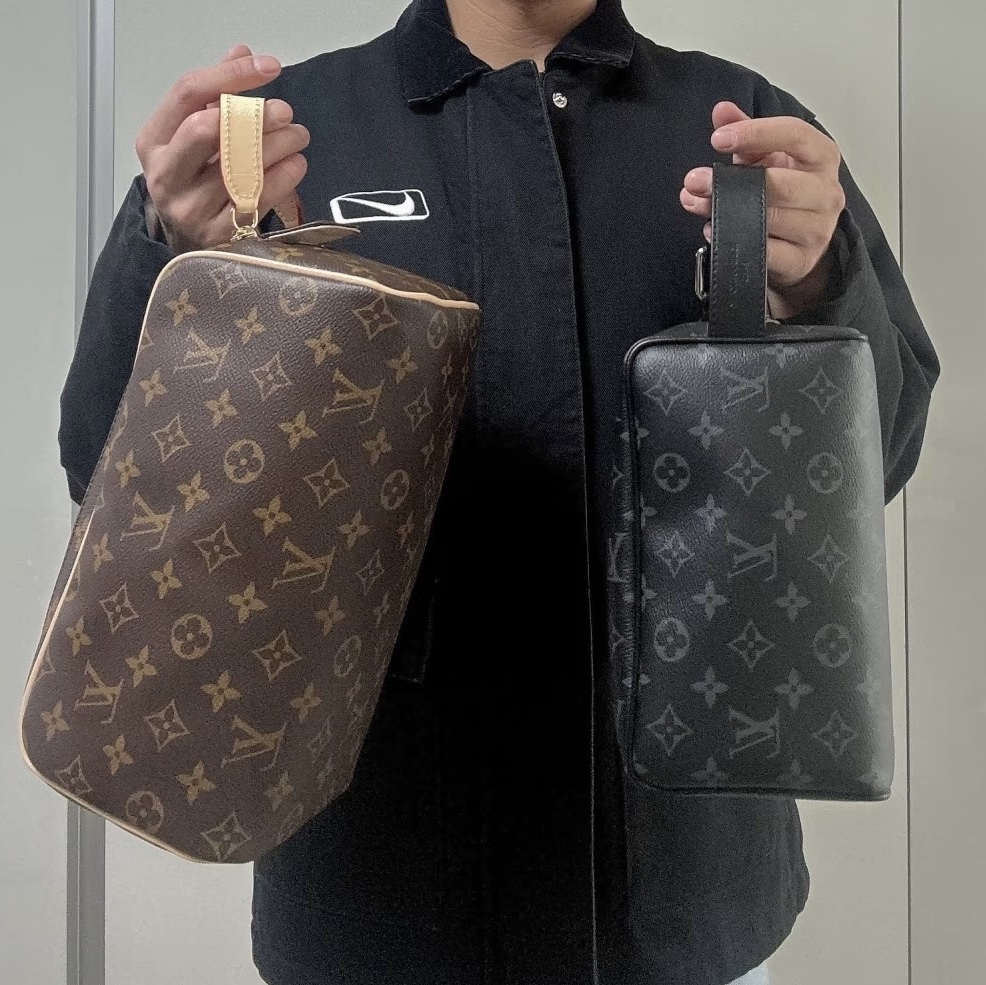 Louis Vuitton Locker Dopp Kit Monogram Eclipse, Louis Vuitton Dopp Kit Toilet Pouch Monogram 착용 스타일 - 3