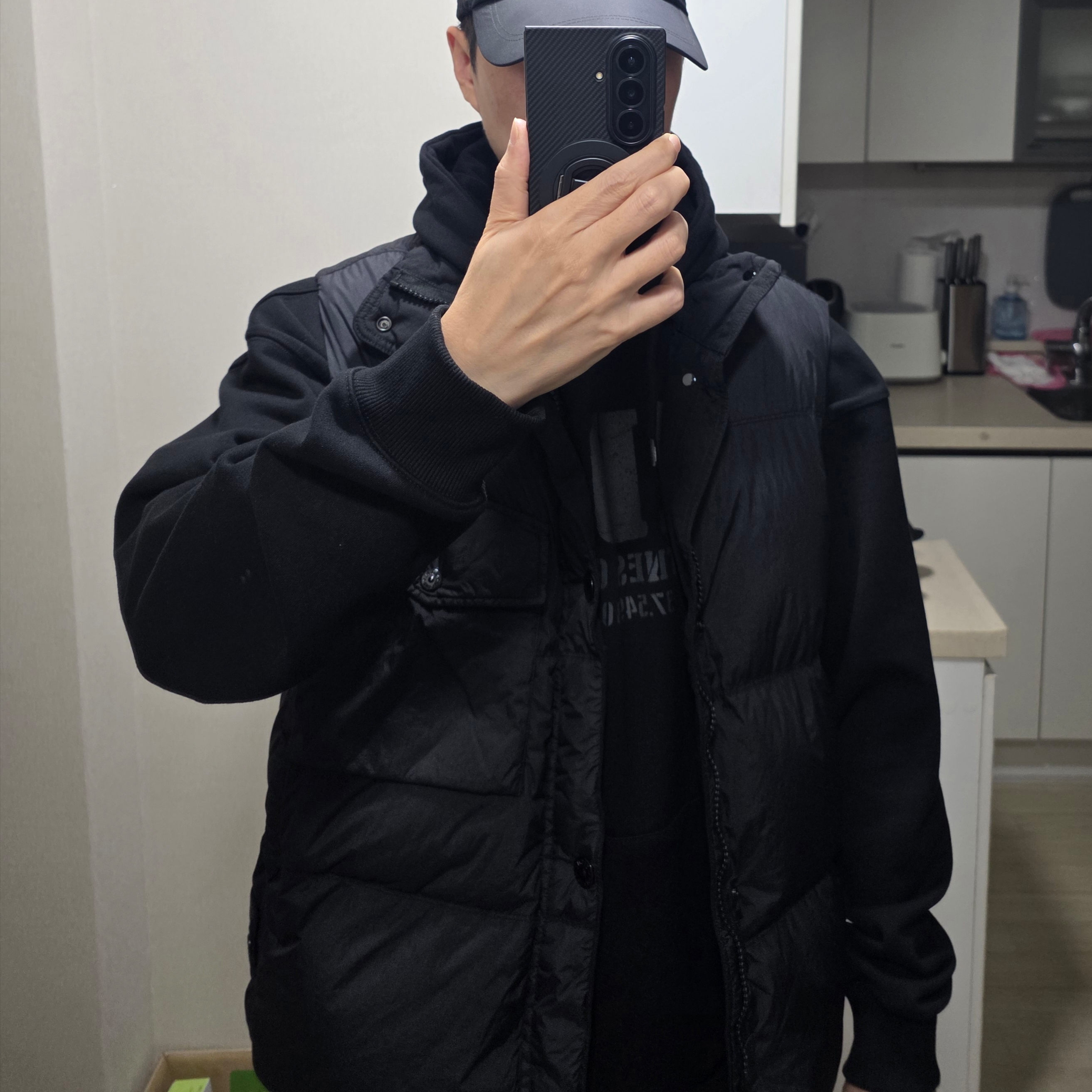 Stone Island G100003 Crinkle Reps NY Recycled Nylon Down Vest with Wind Resistance and Zip Pockets Black - 25FW 착용 스타일
