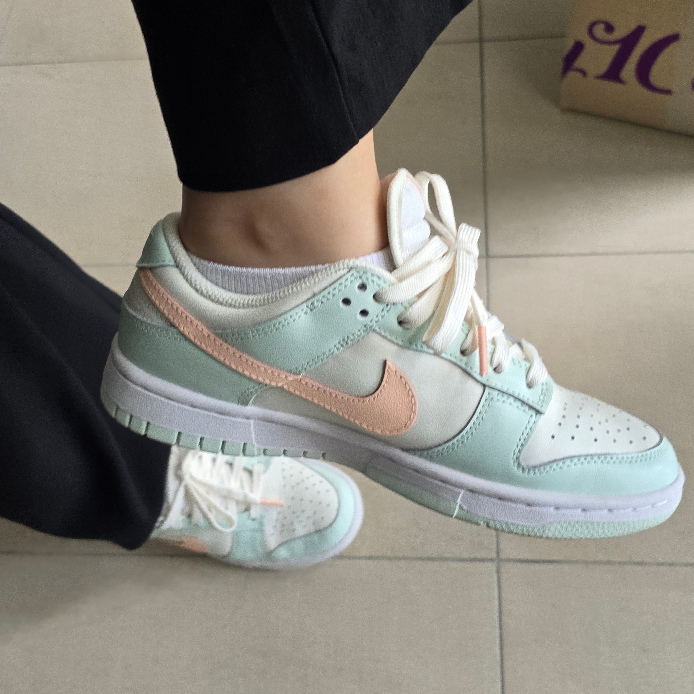 (W) Nike Dunk Low Barely Green 착용 스타일 - 1