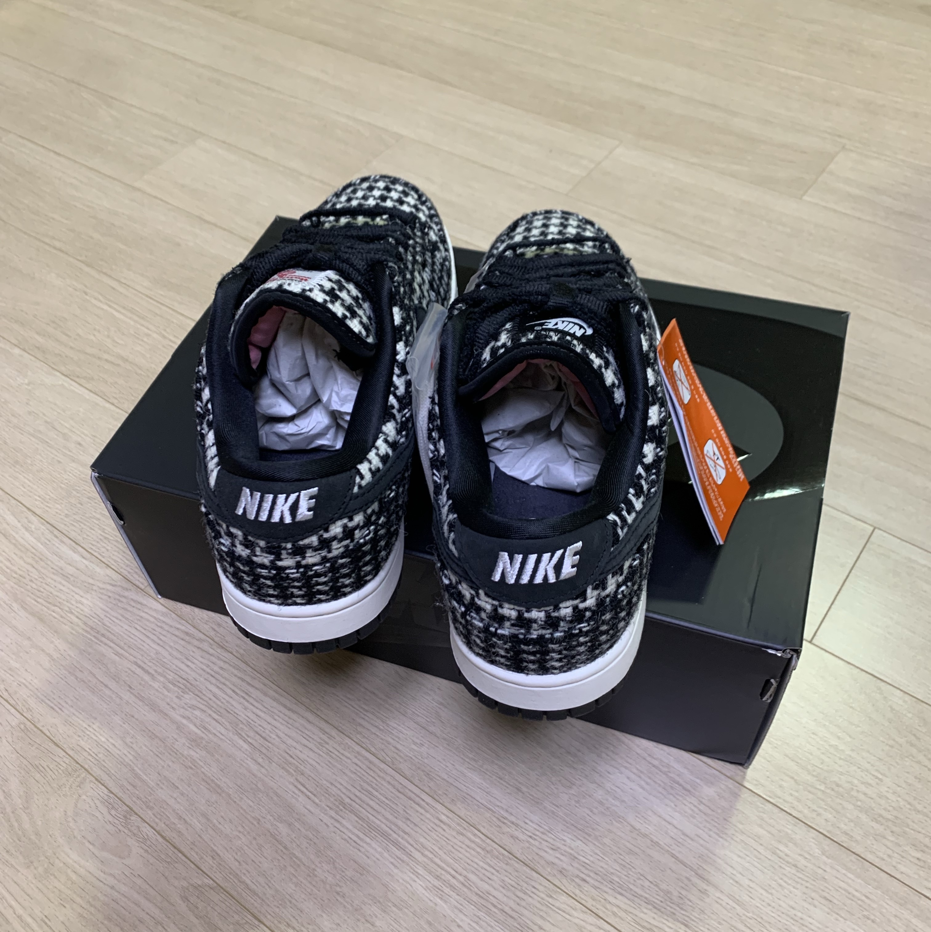 (W) Nike x Harris Tweed Dunk Low Black and Phantom 착용 스타일 - 3