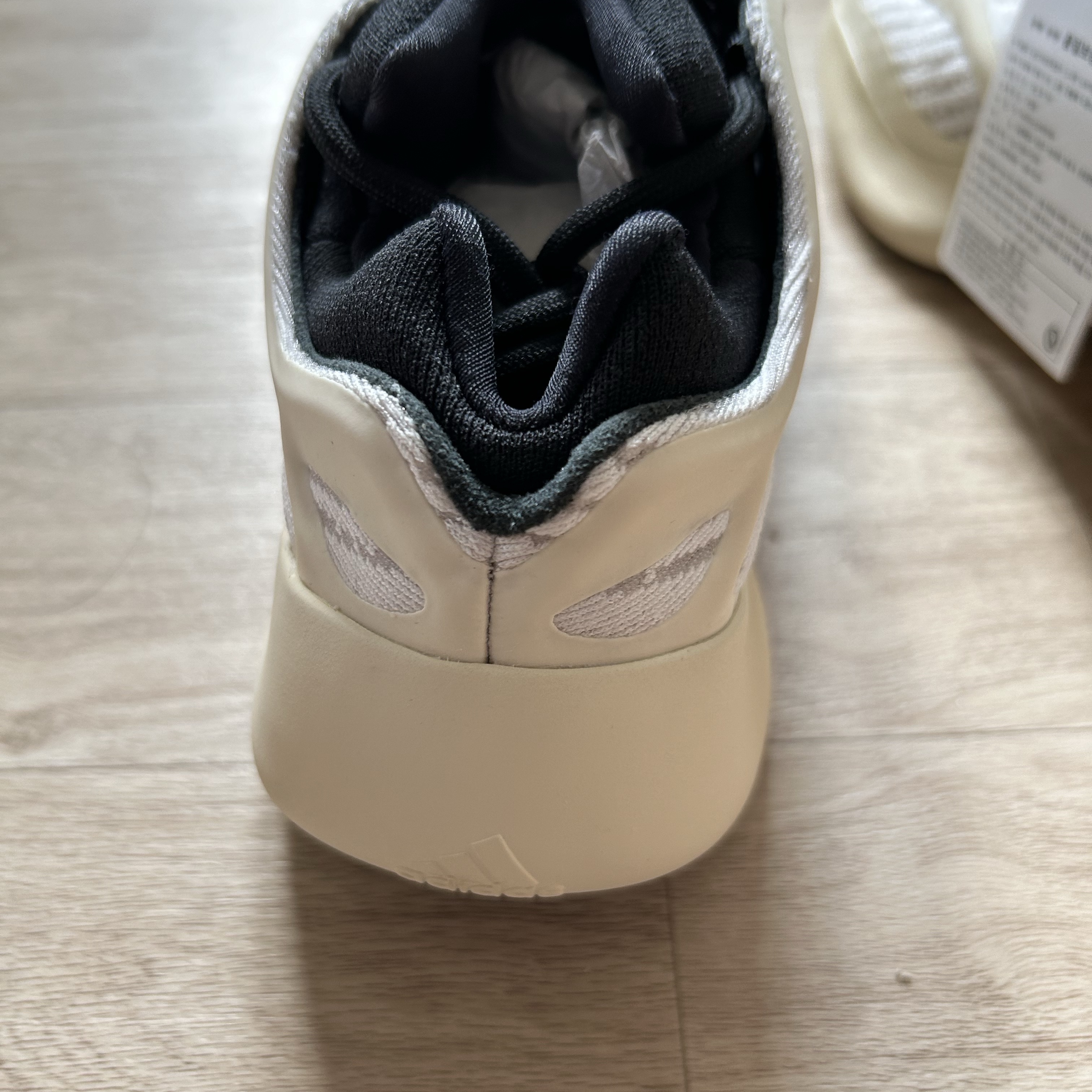 Adidas Yeezy 700 V3 Azael 2022/2023 착용 스타일