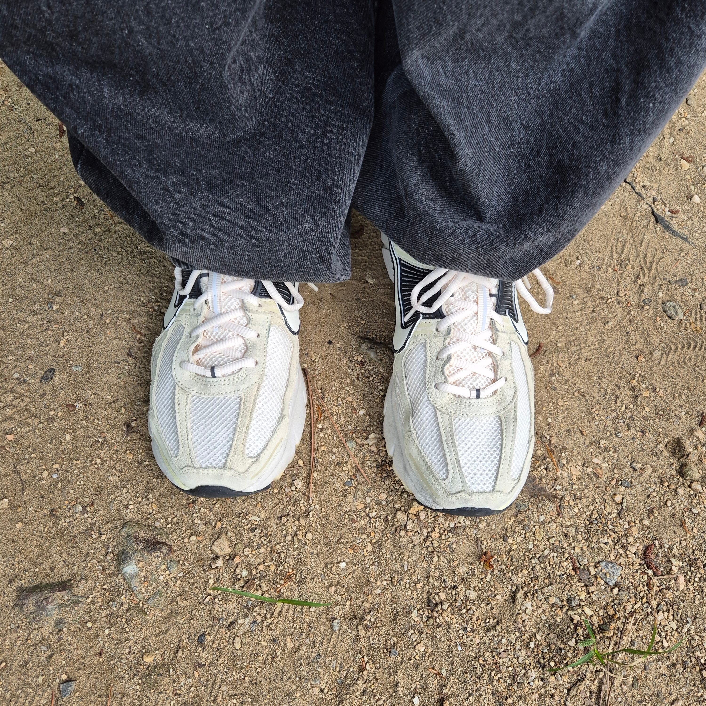 Nike Zoom Vomero 5 Alabaster Pale Ivory 착용 스타일