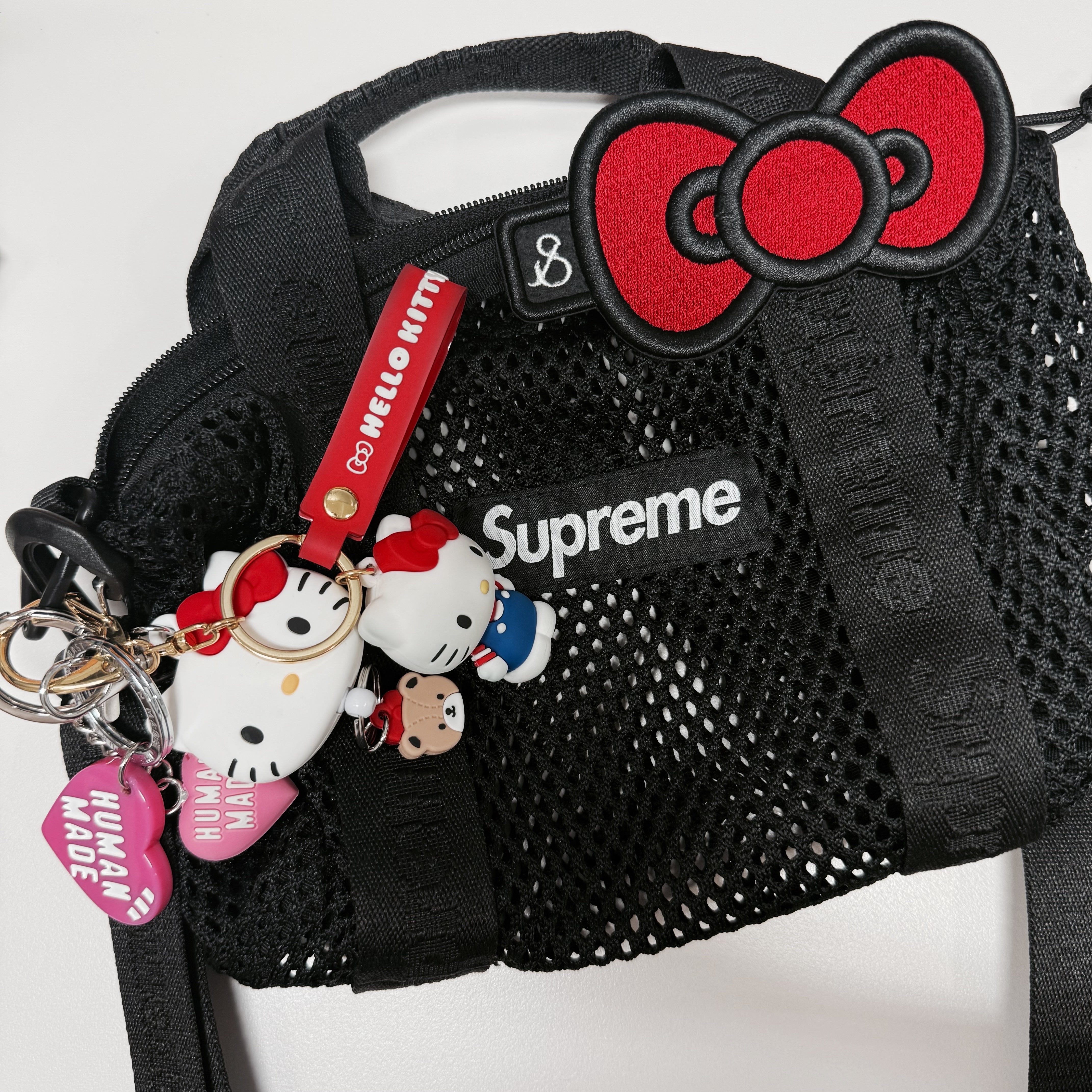 Supreme Mesh Mini Duffle Bag Black - 25SS, Human Made Heart Rubber Key Chain Pink 착용 스타일