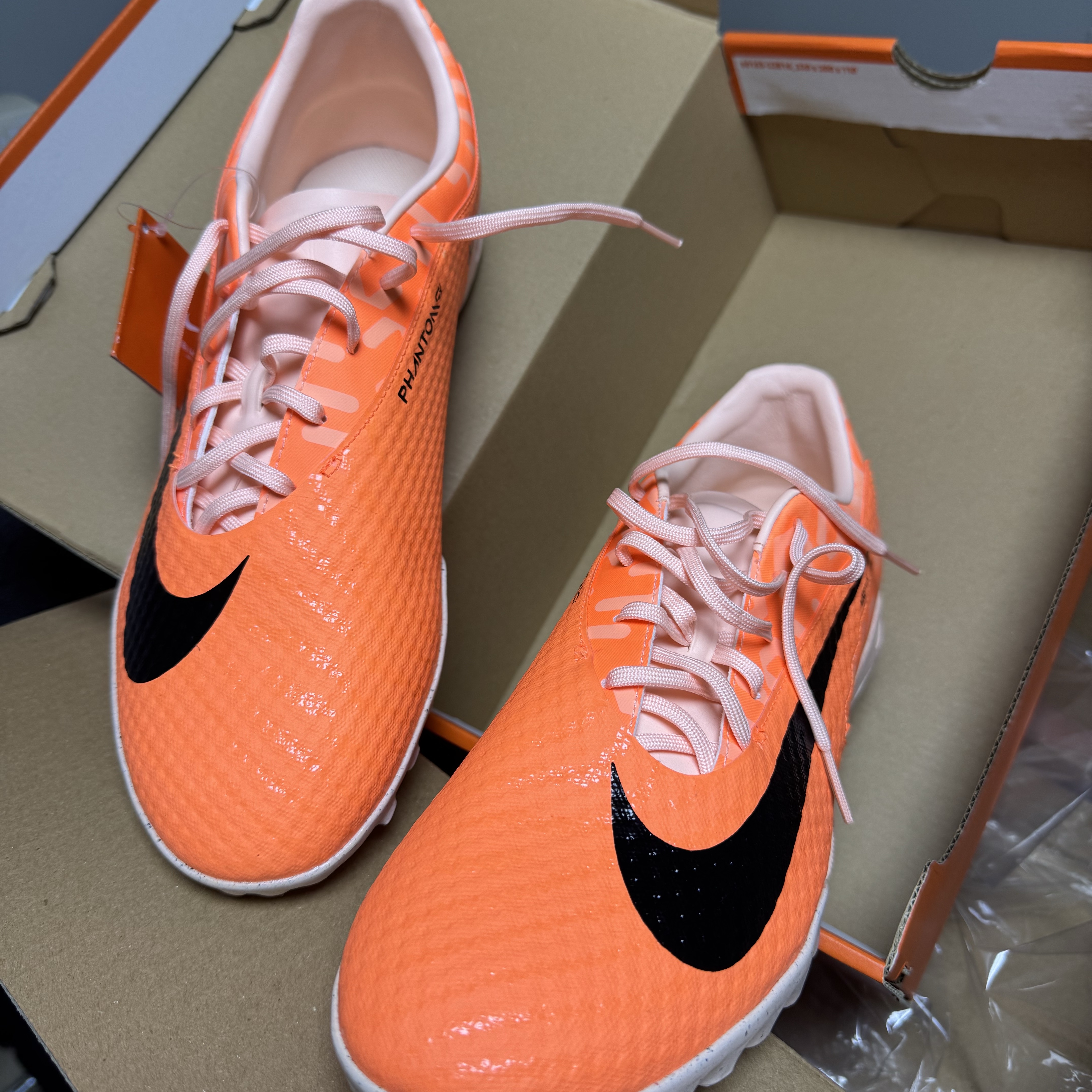 Nike Phantom GX Academy Guava Ice Black 착용 스타일 - 1
