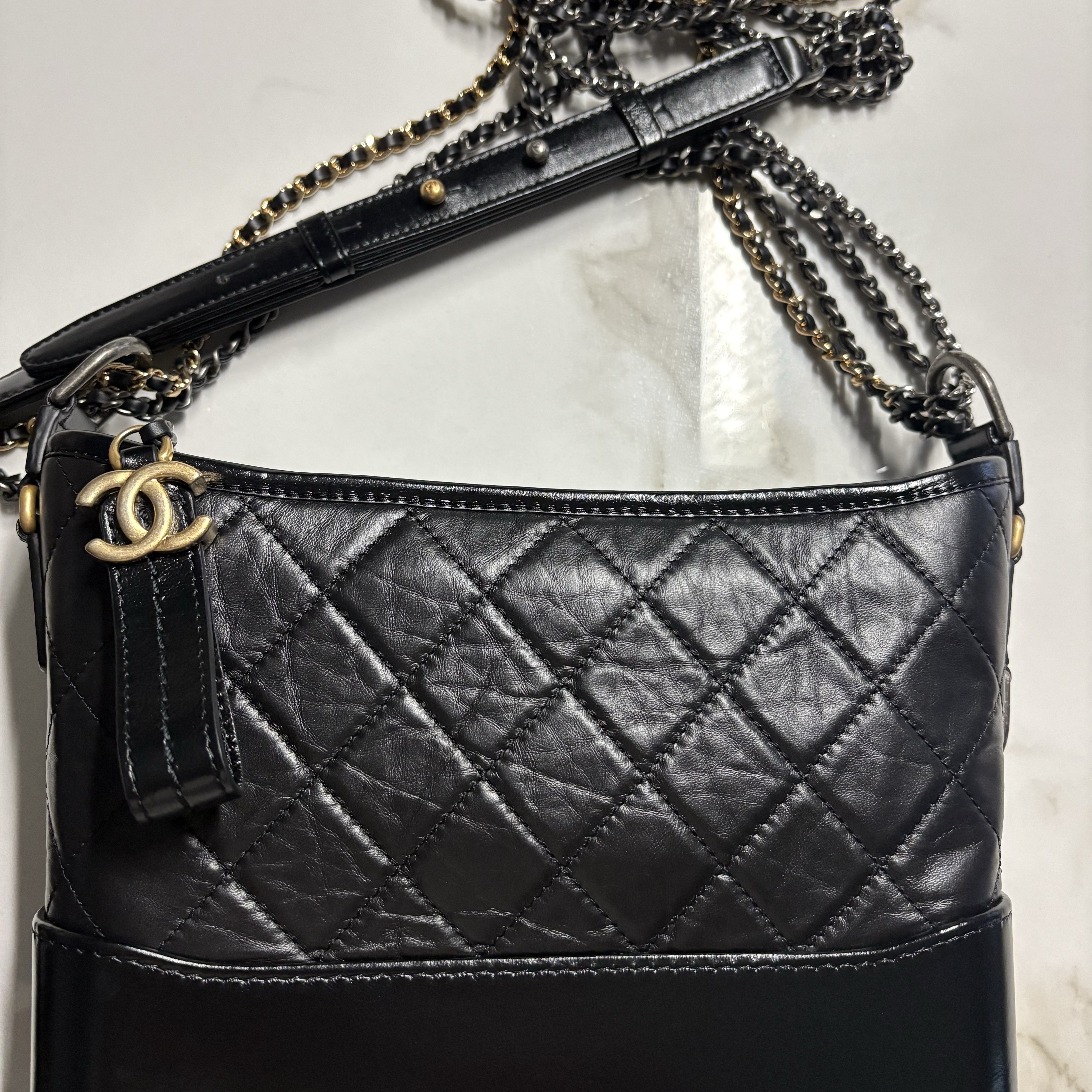 Chanel Gabrielle Medium Hobo Bag Aged Calfskin & Gold Black 착용 스타일