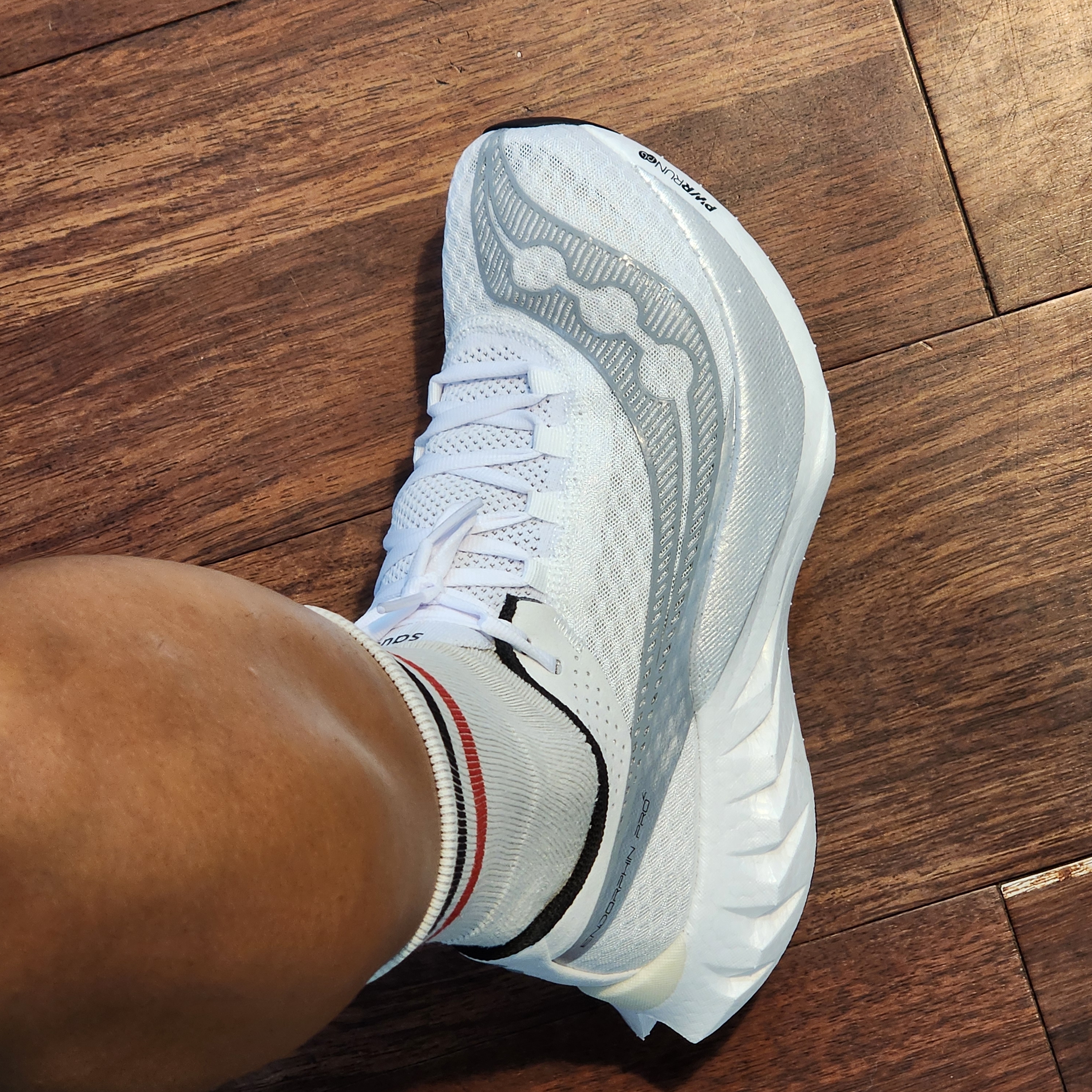 Saucony Endorphin Pro 4 White Silver 착용 스타일 - 1