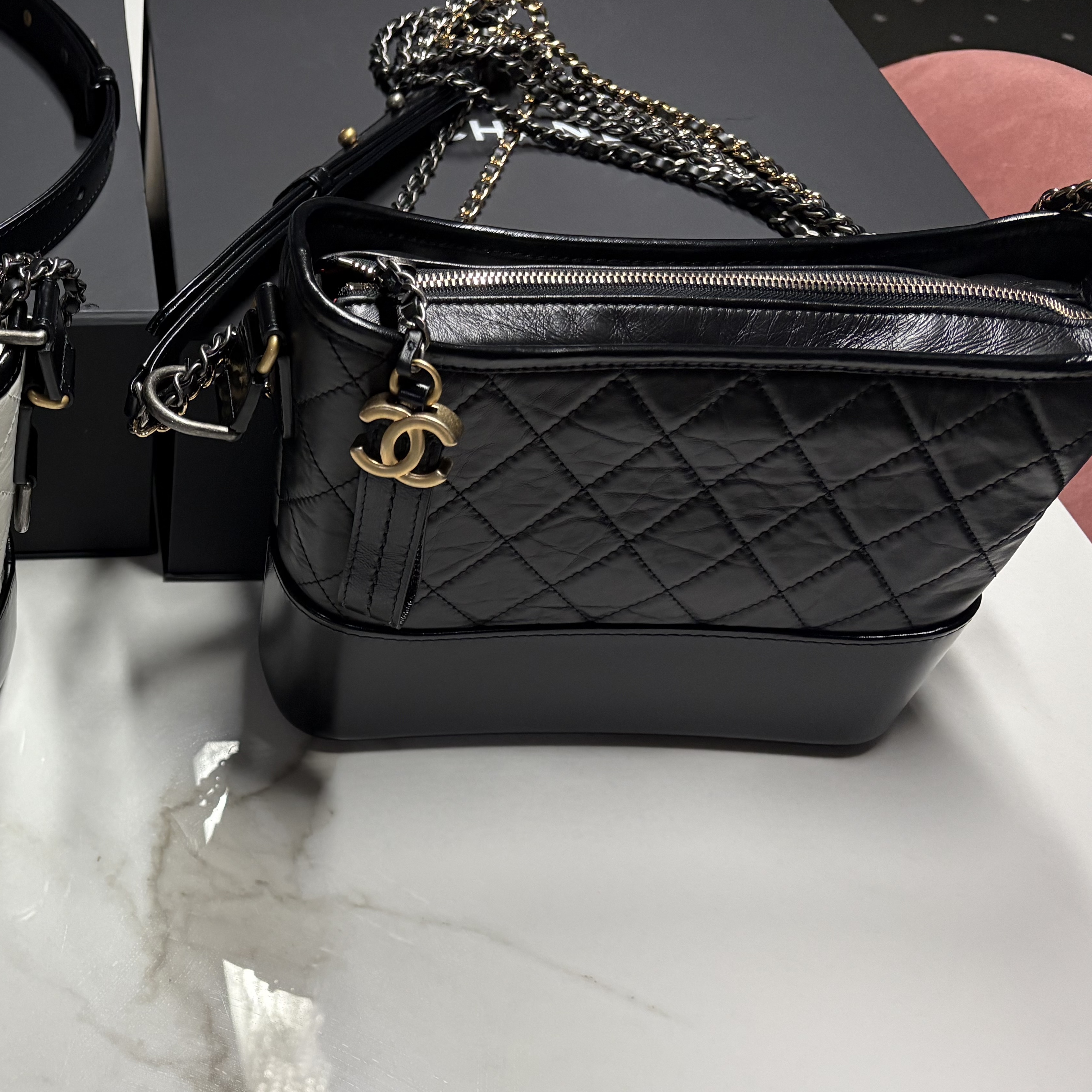 Chanel Gabrielle Medium Hobo Bag Aged Calfskin & Gold Black 착용 스타일 - 2