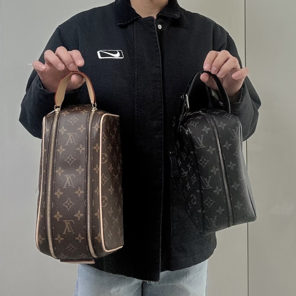 Louis Vuitton Locker Dopp Kit Monogram Eclipse, Louis Vuitton Dopp Kit Toilet Pouch Monogram 착용 스타일 - 4