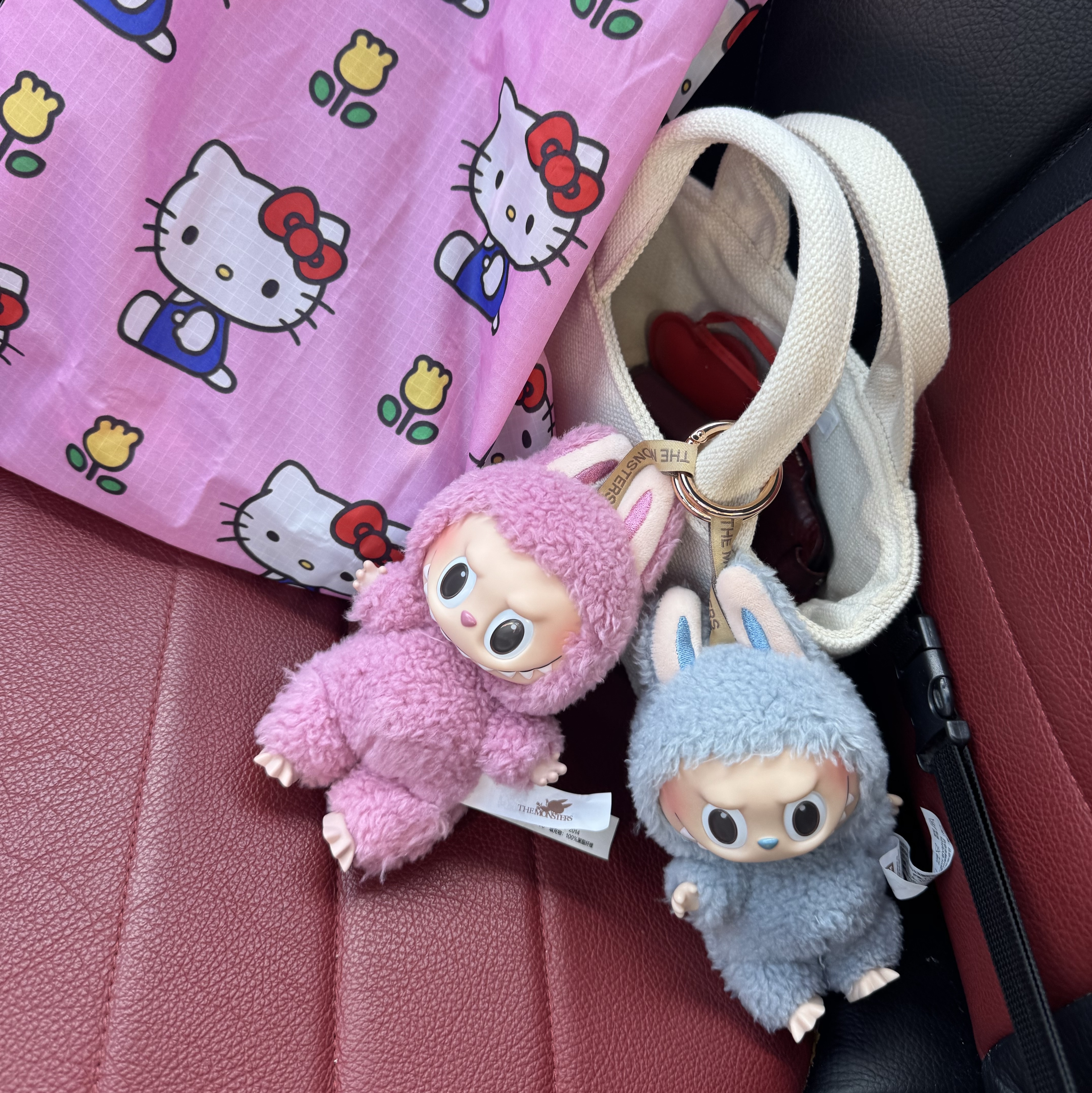 Pop Mart Labubu The Monsters Labubu Tasty Macarons Series Lyche Berry Keyring 착용 스타일