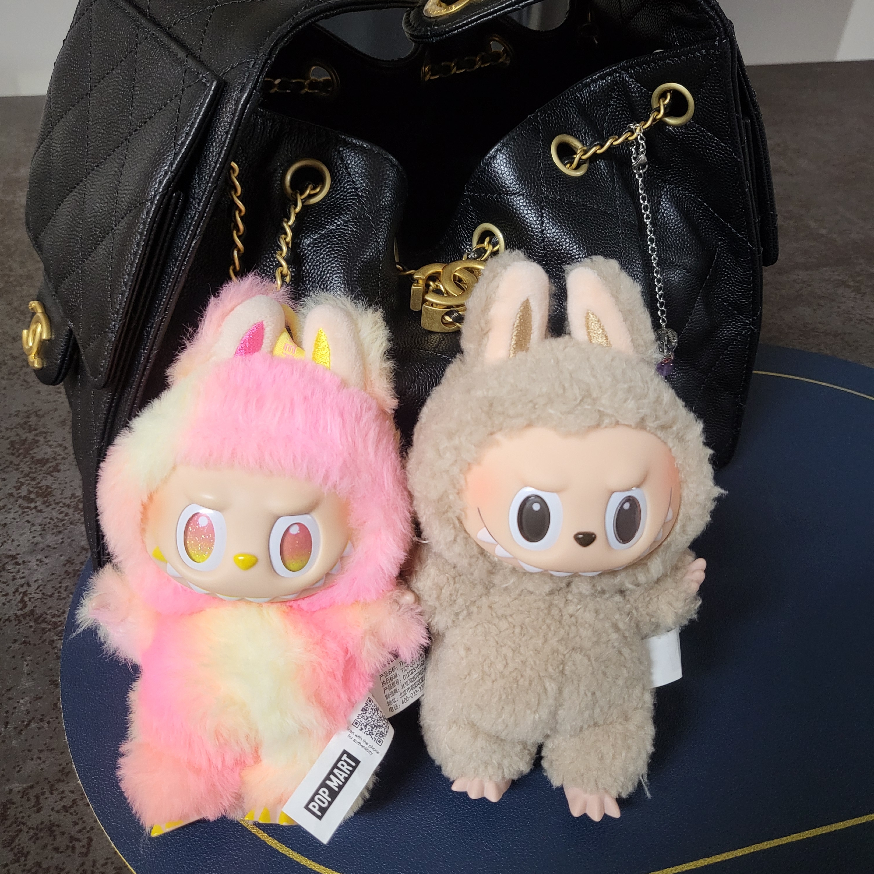 Pop Mart Labubu The Monsters Labubu Tasty Macarons Series Toffe Keyring 착용 스타일