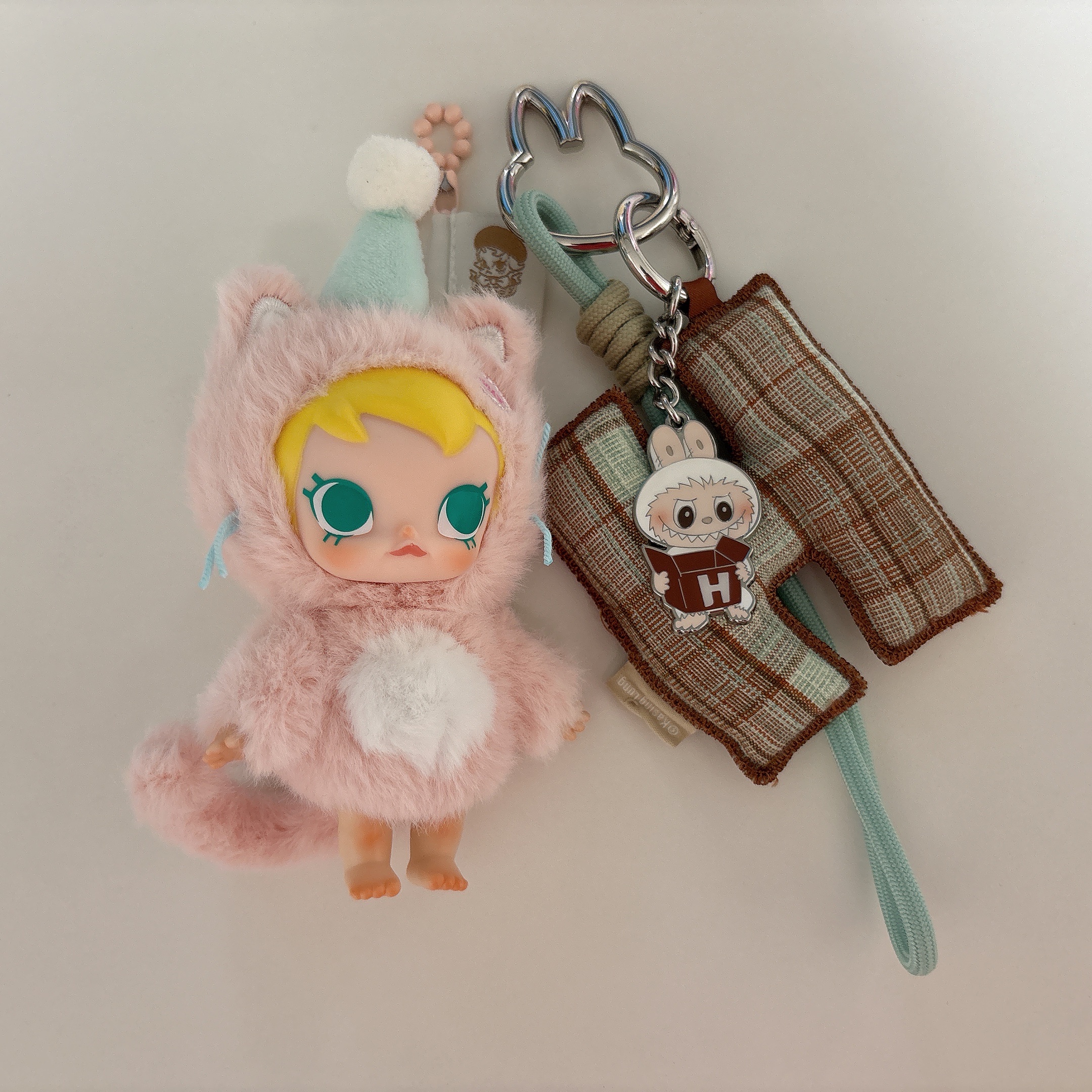 Pop Mart Labubu The Monsters Pin For Love Series - Letter Pendant (A-M) H (Opened Case), Pop Mart Baby Molly Pocket Friends Series Vinyl Plush Pendant Who's the Good Girl (Opened Case) 착용 스타일