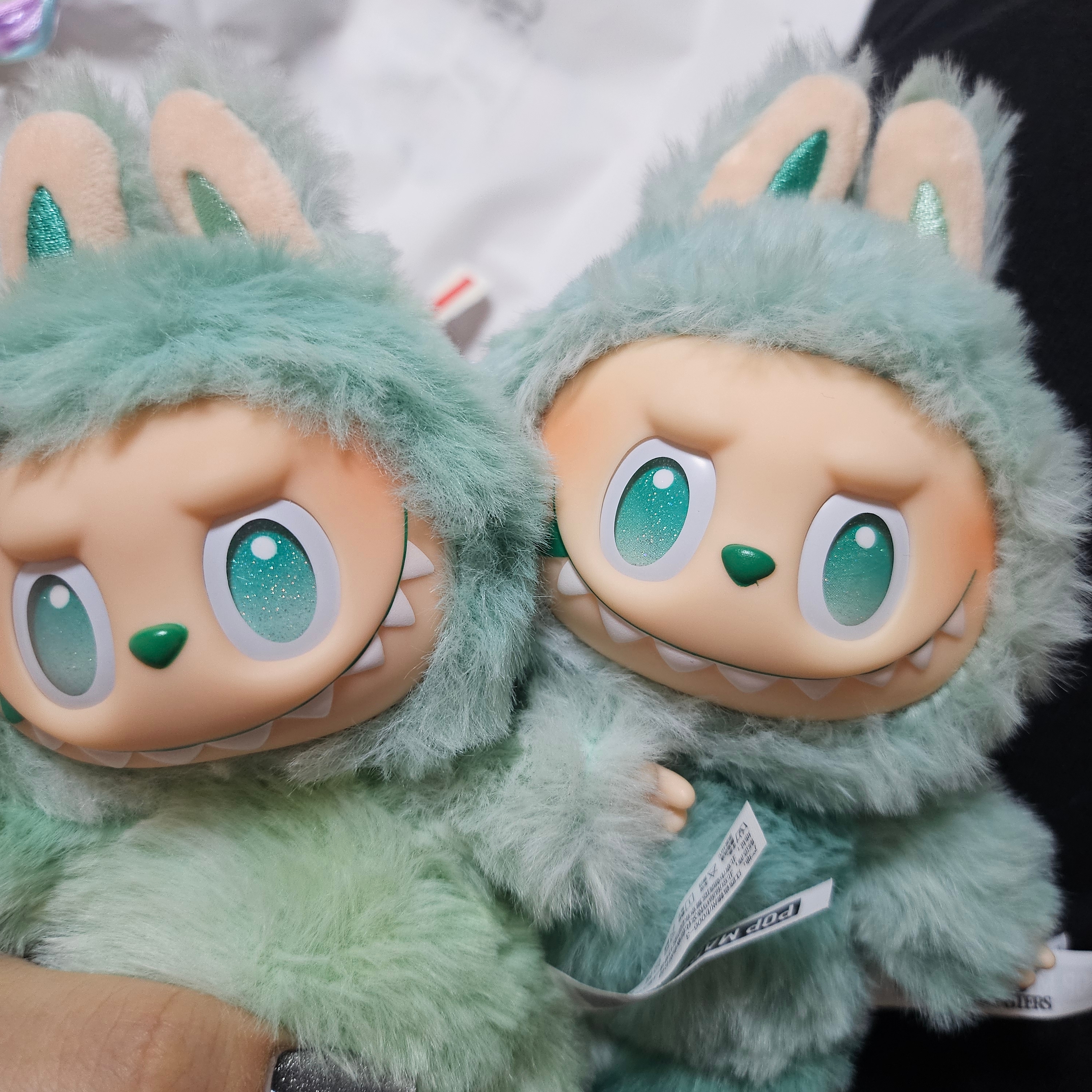 Pop Mart Labubu The Monsters Highlight Series Sealed Case (Bundle of 2/1 Blind Box) 착용 스타일