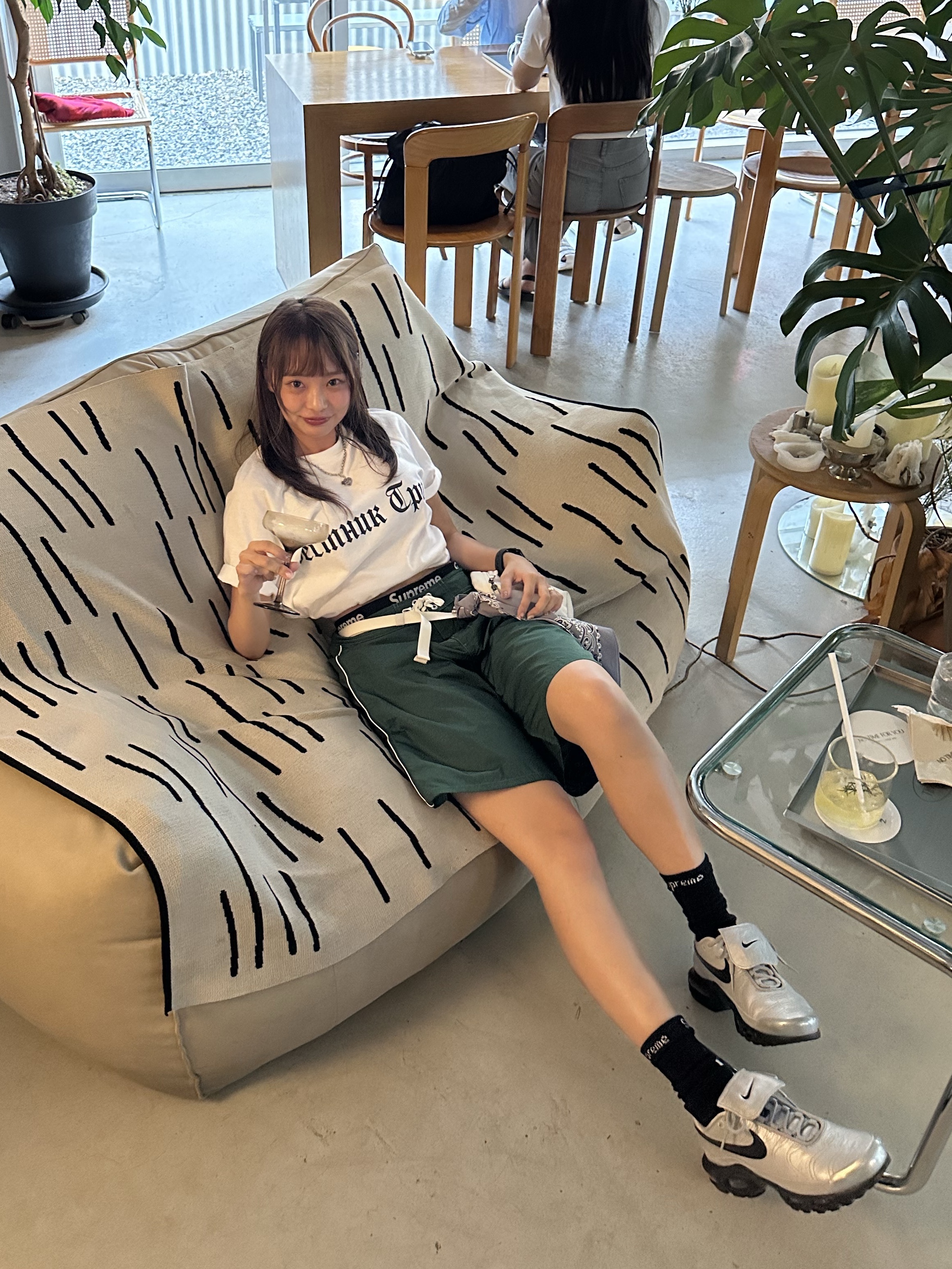 Yeezy x Gosha Rubchinskiy Tribune Herald TS-02 T-Shirt White, Nike Air Max Plus TNPO Wolf Grey and Black 착용 스타일 - 6