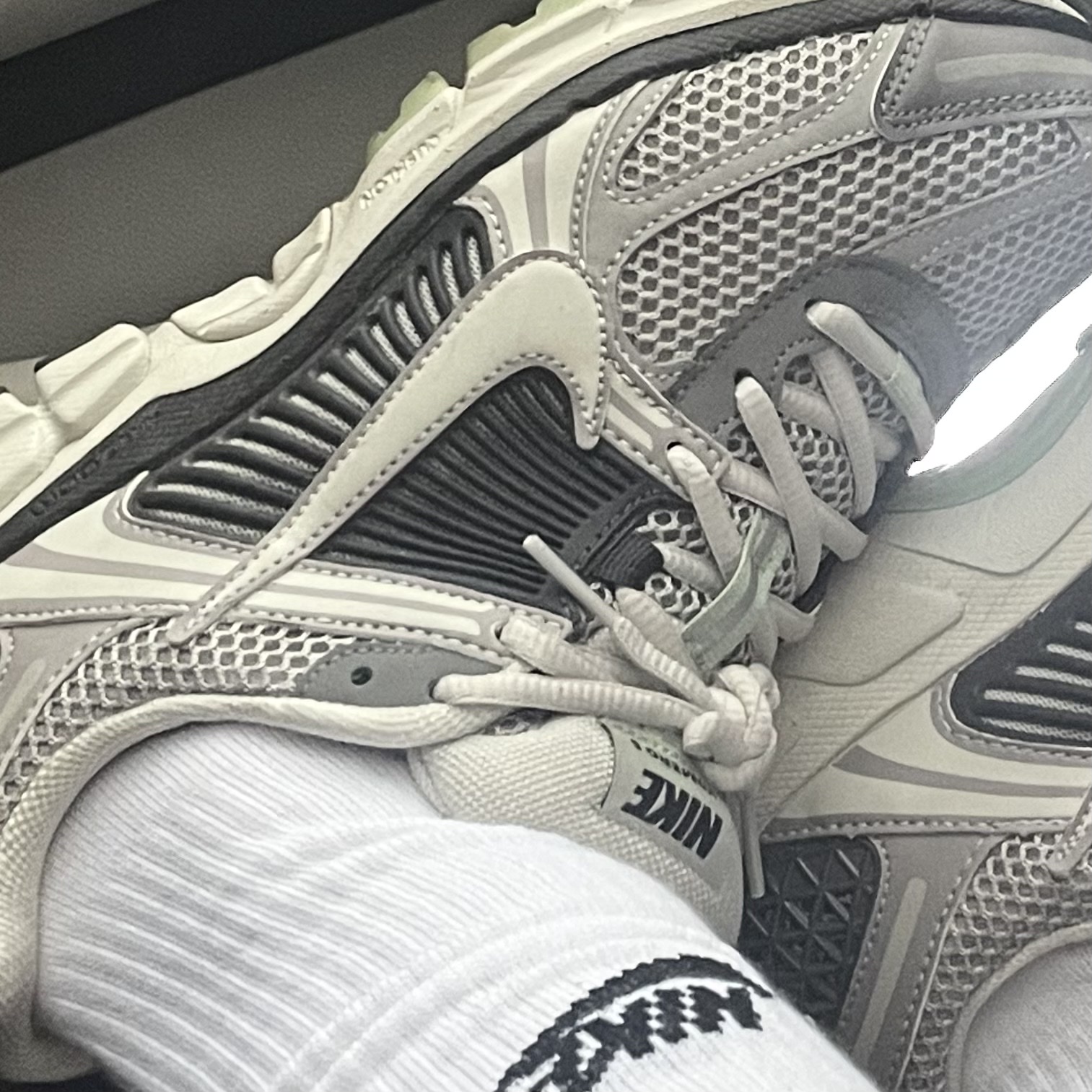 (W) Nike Zoom Vomero 5 Cobblestone and Flat Pewter 착용 스타일