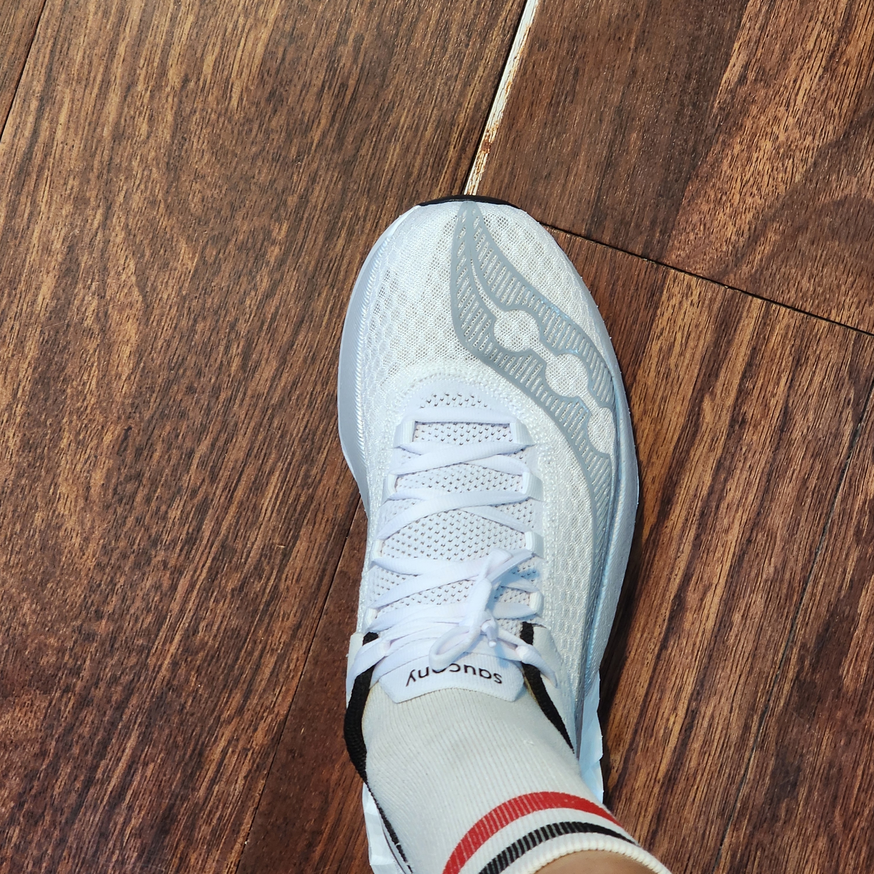Saucony Endorphin Pro 4 White Silver 착용 스타일 - 4