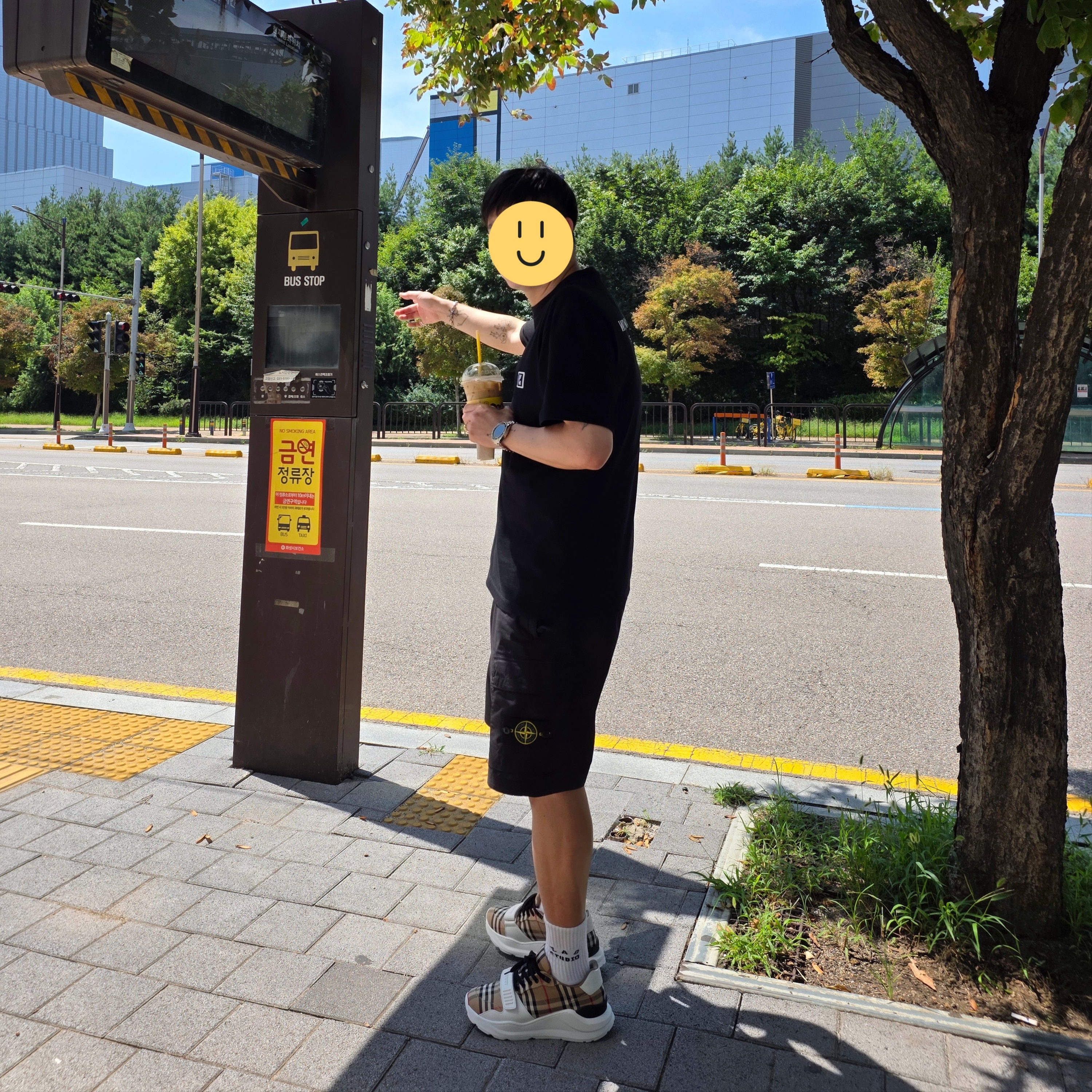 Wooyoungmi Cotton Back Logo T-Shirt Black - 24SS, Stone Island L0803 Stretch Cotton Canvas Garment Dyed Cargo Bermuda Shorts Black - 23SS 착용 스타일 - 1