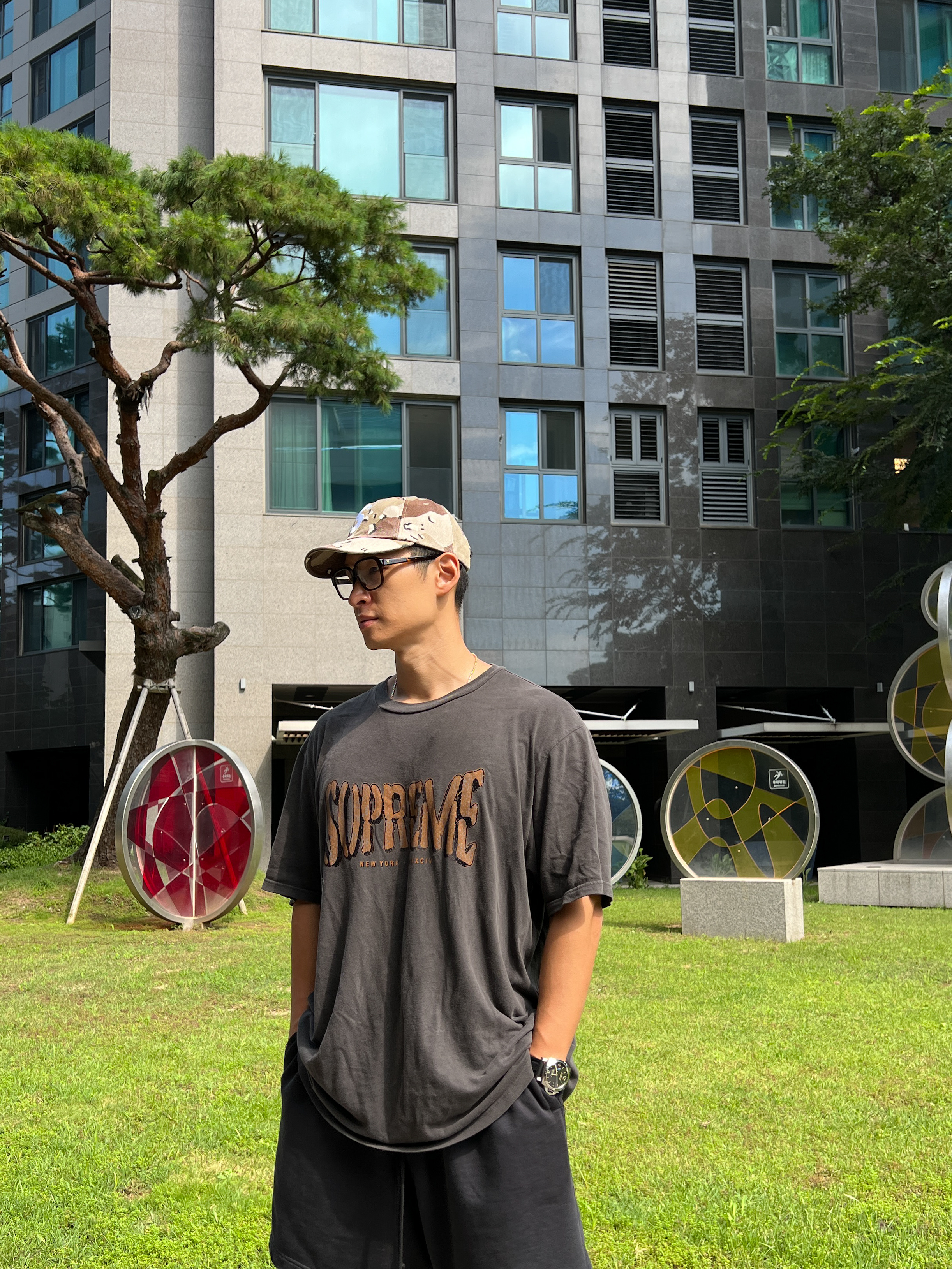 Supreme Flocked Washed S/S Top Black - 25SS, Supreme Pigment S Logo 6-Panel Chocolate Chip Camo - 24FW 착용 스타일