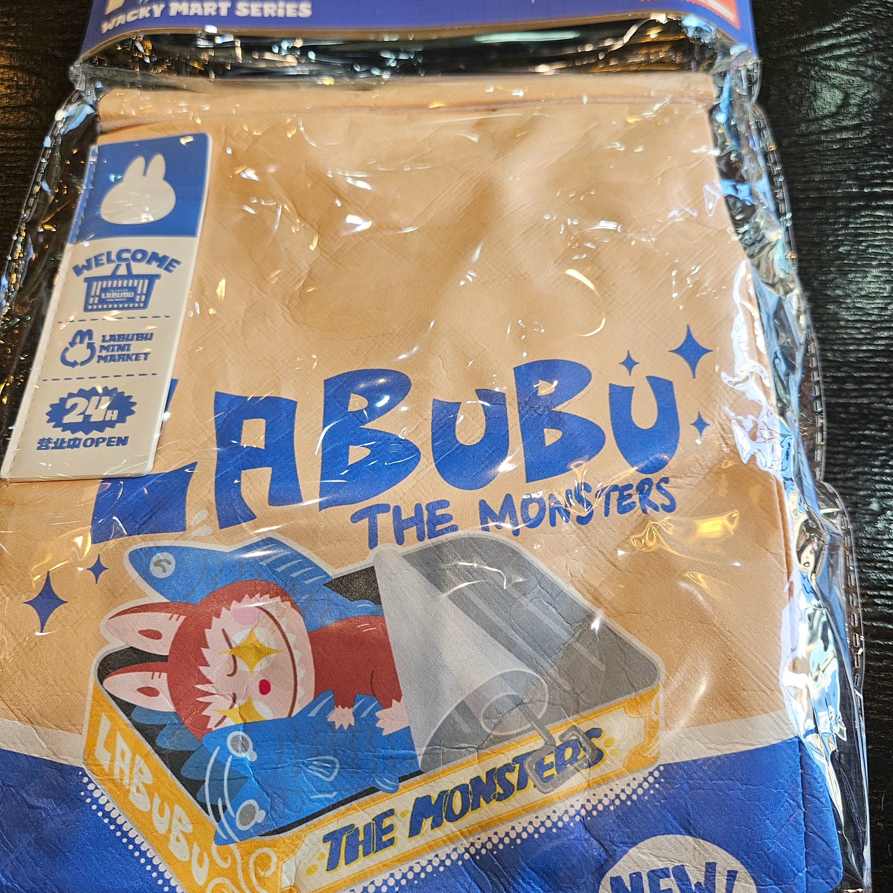 Pop Mart Labubu The Monsters Wacky Mart Series Messenger Bag 착용 스타일 - 6