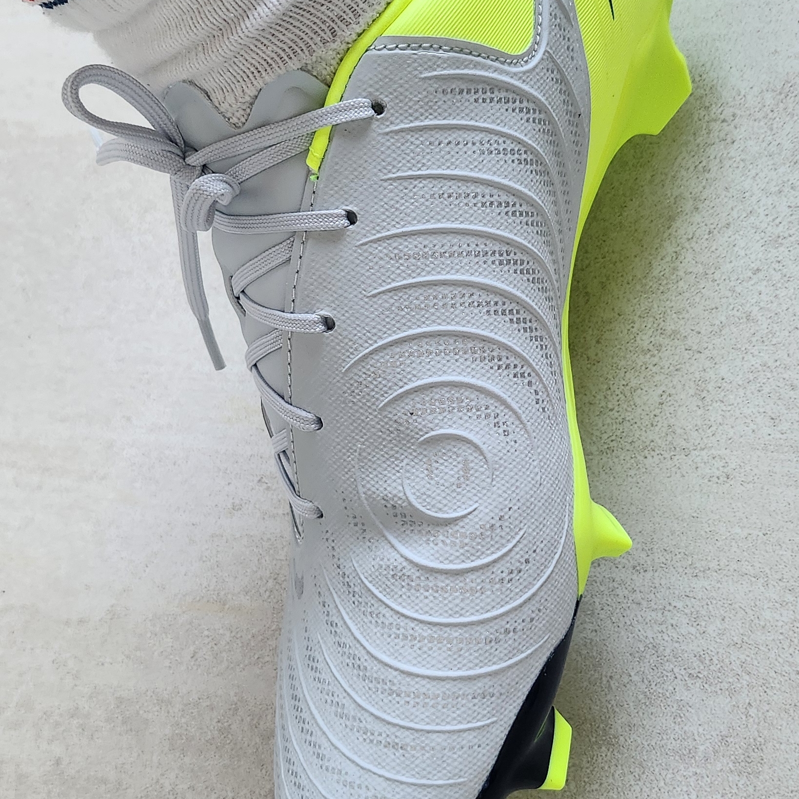 Nike Phantom GX 2 Academy FG/MG Metallic Silver Volt 착용 스타일 - 2
